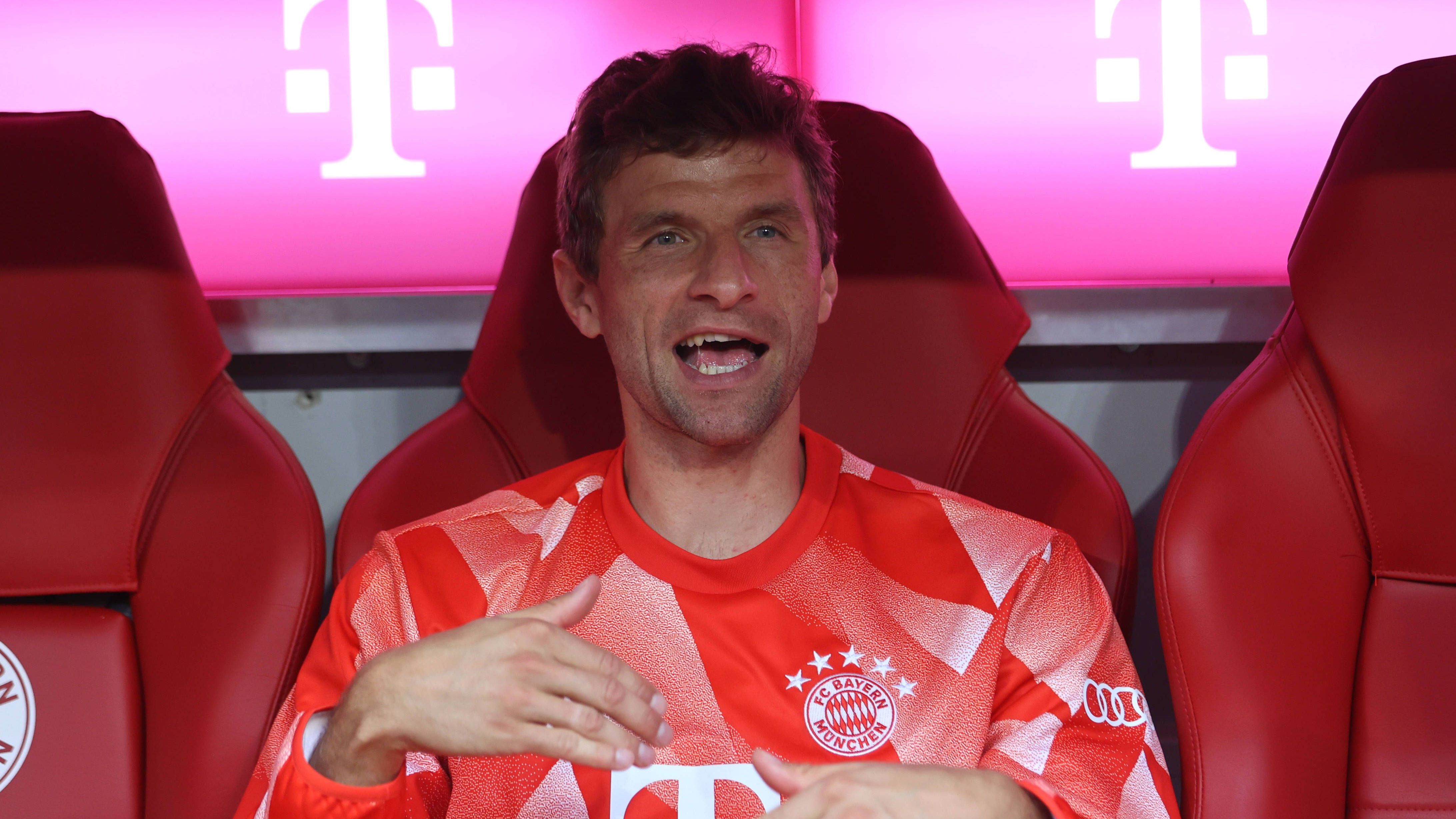 <strong>Thomas Müller</strong><br>Kommt in 70. Minute für Gnabry. Gleich lautstark im Spiel, aber mit einem arg misslungenem Kopfballversuch acht Minuten vor Schluss. <em><strong>ran</strong></em><strong>-Note: 3</strong>