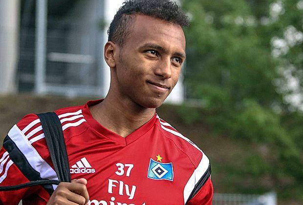 
                <strong>Nach Facebook-Wirbel: Denkpause für Julian Green </strong><br>
                Green wird für den kompletten Spieltag freigestellt - sprich: Er erhält eine Denkpause. "Er hat gezeigt, dass er sauer ist. Das will ich immer sehen. Ich hoffe, er vergisst nicht, dass er was tun muss, um im Kader zu sein", äußert sich HSV-Coach Joe Zinnbauer.
              