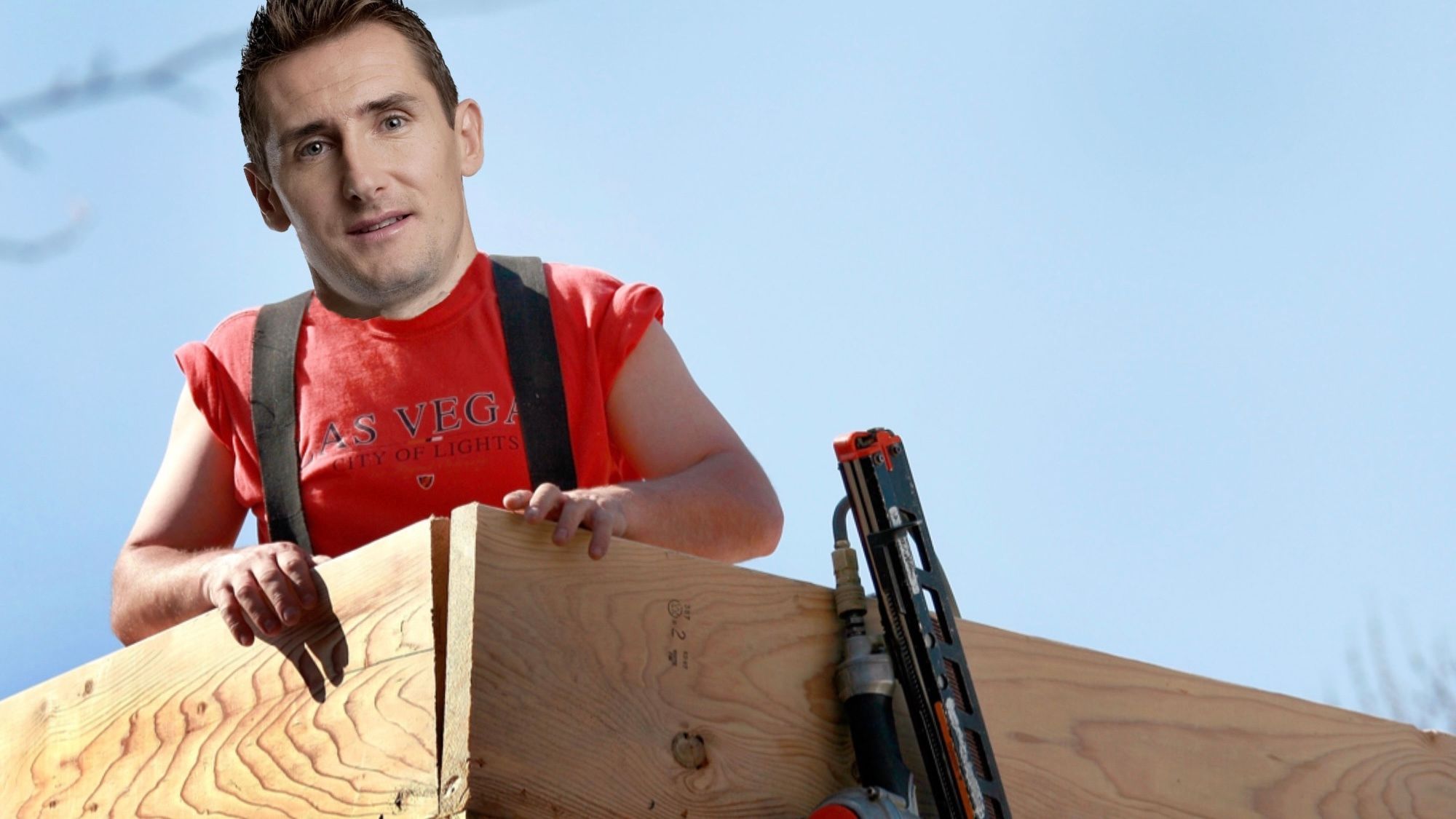 <strong>Miroslav Klose (Zimmermann)</strong><br>Besser spät als nie: Erst mit 22 Jahren unterschrieb Miroslav Klose seinen ersten Profivertrag. Bis zu seinem 22. Lebensjahr kickte er auf Amateurbasis in Homburg und Kaiserslautern und arbeitete parallel als Zimmerer.
