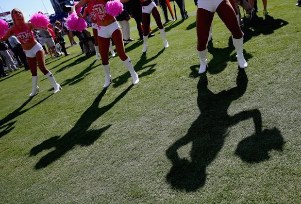 
                <strong>Tennessee Titans - Cleveland Browns 28:29</strong><br>
                Schattenspiele in Tennessee: Auch die gastgebenden Titans setzen auf die Farbe Pink, vor allem die Cheerleader.
              