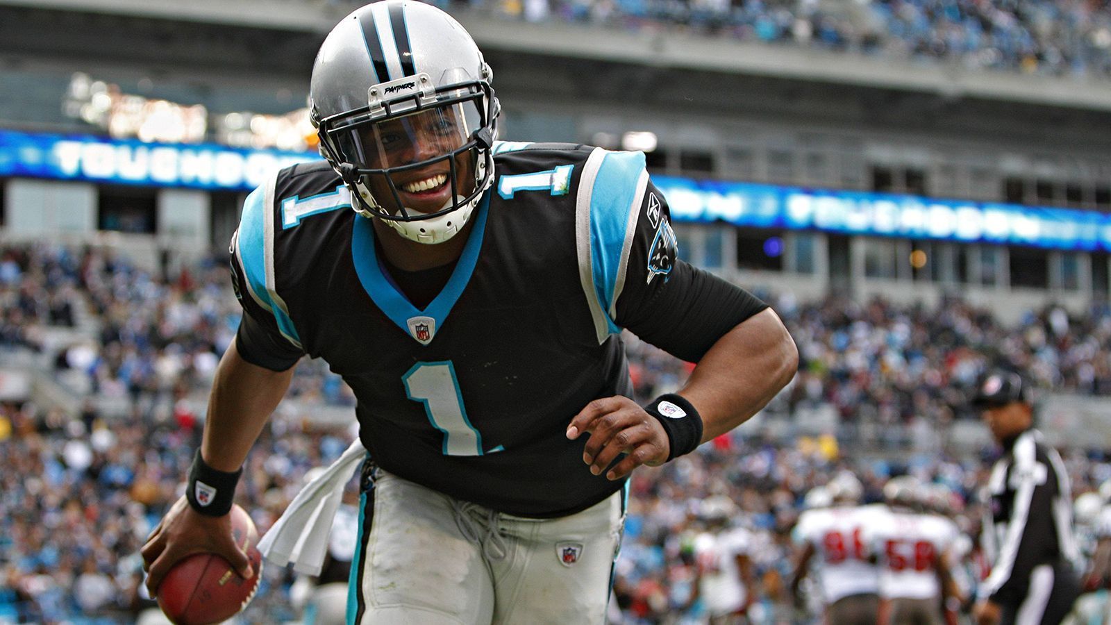 
                <strong>2011: Cam Newton (Quarterback, Carolina Panthers)</strong><br>
                Gleiches gilt für den Pepsi Rookie of the Year des Vorjahres, der eigentlich noch explosiver in der NFL einschlug. In seiner Rookie-Saison 2011/12 schmetterte Newton gleich mal über 4.000 Passing Yards aus dem Arm - das schaffte er danach übrigens nie wieder. Zu seinen 21 Touchdown-Pässe - und das war das Besondere - gesellten sich 14 Rushing Touchdowns. Newton dominierte die NFL auf einen völlig neue Art und Weise und schaffte es 2015 im dritten Playoff-Anlauf in den Super Bowl, unterlag da aber Payton Manning und den Denver Broncos. Es war der Peak seiner Karriere, jetzt wird der 31-Jähirge zum zweiten Mal Free Agent.
              