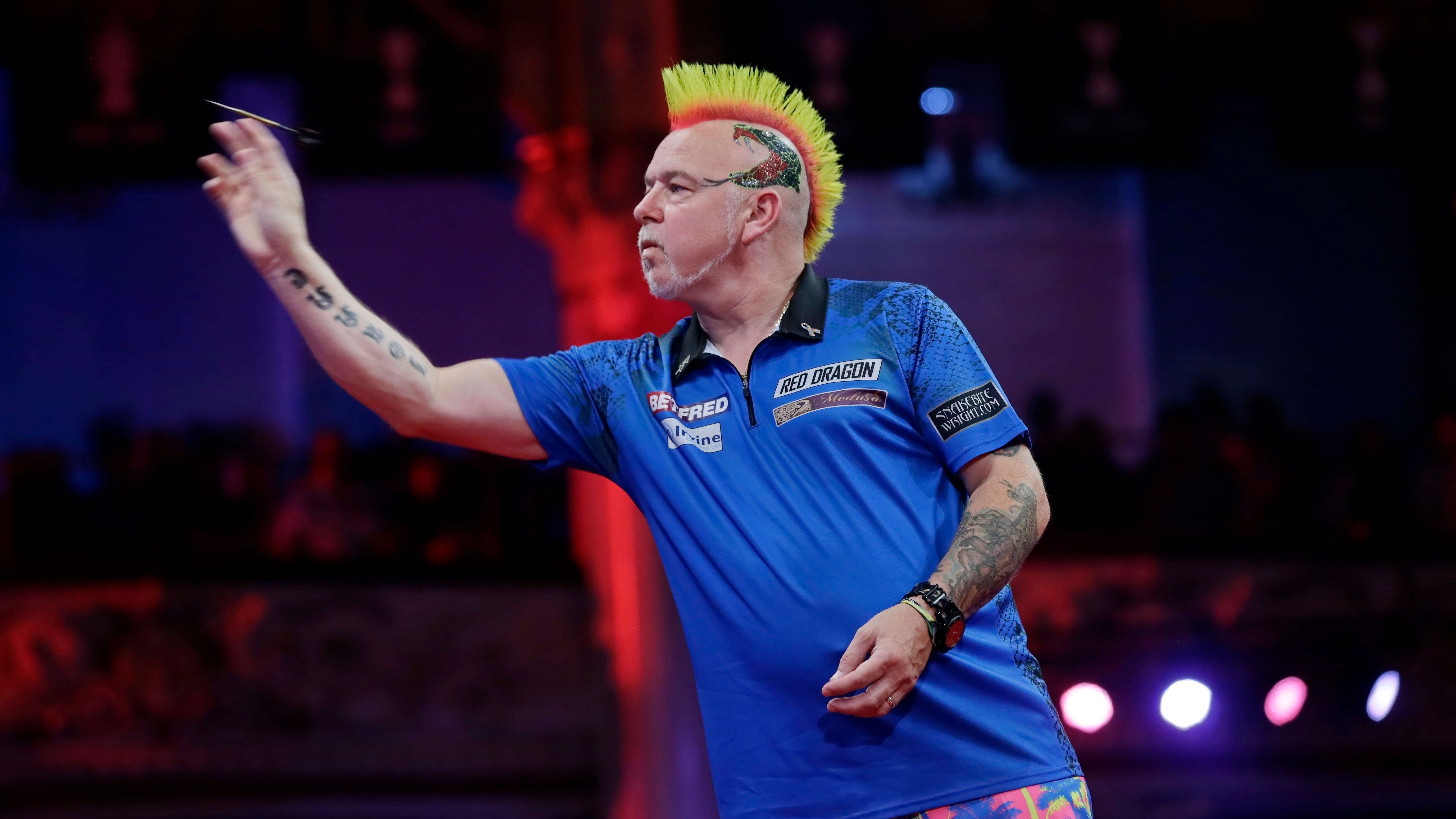 
                <strong>Peter Wright "Snakebite"</strong><br>
                Peter Wright ist neben Gerwyn Price der Einzige, der in den letzten beiden Jahren über eine Million Pfund an Preisgeld einspielen konnte. Das allein beweist, was er für unglaubliche Darts spielen kann. Schon lange ist der stets bunt gekleidete Schotte nicht mehr aus der PDC wegzudenken und gilt als der wohl beliebteste Spieler auf der gesamten Tour. Auch in diesem Jahr ist "Snakebite" immer gefährlich und pünktlich zur WM wieder in Topform. Beim Grand Slam of Darts schaffte er es bis ins Finale und gewann nur wenige Tage später die Generalprobe auf die WM, die Players Championship Finals. Es gibt also mal wieder wenig Gründe, warum der 51-jährige Schotte nicht seinen zweiten Titel im Ally Pally feiern sollte. 
              