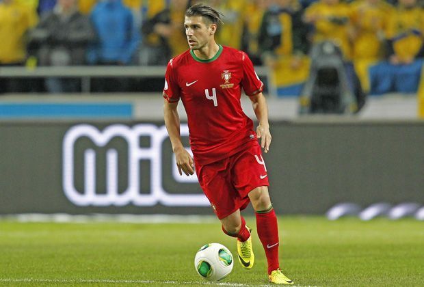 
                <strong>Miguel Veloso (Defensives Mittelfeld | Portugal)</strong><br>
                Der Mittelfeldakteur von Dynamo Kiew gilt als ballsicherer Mann vor der Abwehr und zeichnet sich durch sein präzises Aufbauspiel aus. Nur aufgrund des aktuellen Zustands von Khedira kann Veloso mithalten und ist auf demselben Niveau: Punkt für beide - 5:3!
              