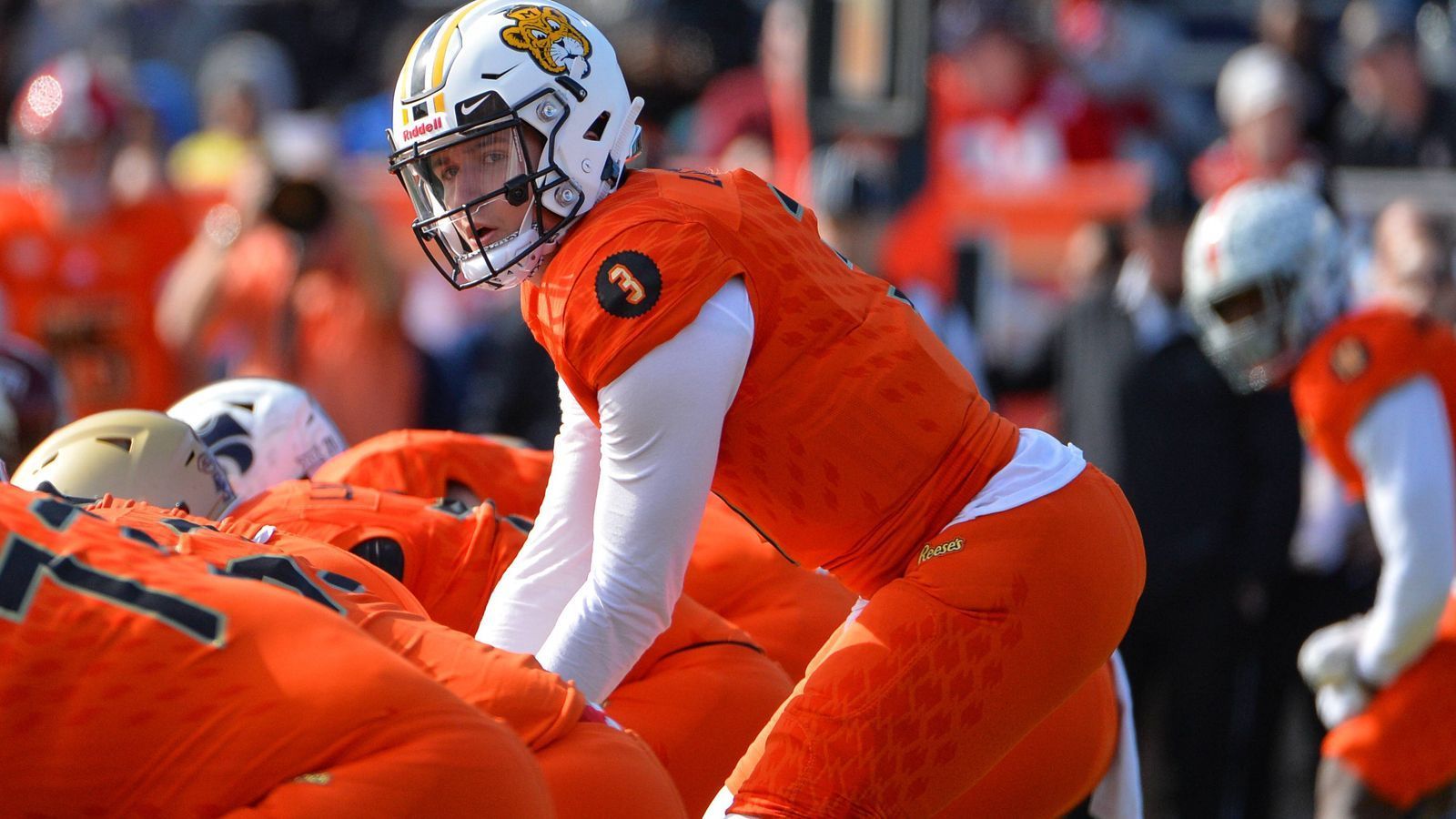 
                <strong>Drew Lock (Quarterback)</strong><br>
                Er gilt sowieso als aussichtsreicher Kandidat für einen frühen Pick im Draft. Raiders-Coach Jon Gruden, der den Norden zu einem 34:24 gegen den Süden führte, bezeichnete den Signal Caller als "Real Deal": "Er ist genau so, wie angekündigt. Er hat eine großartige Zukunft."
              