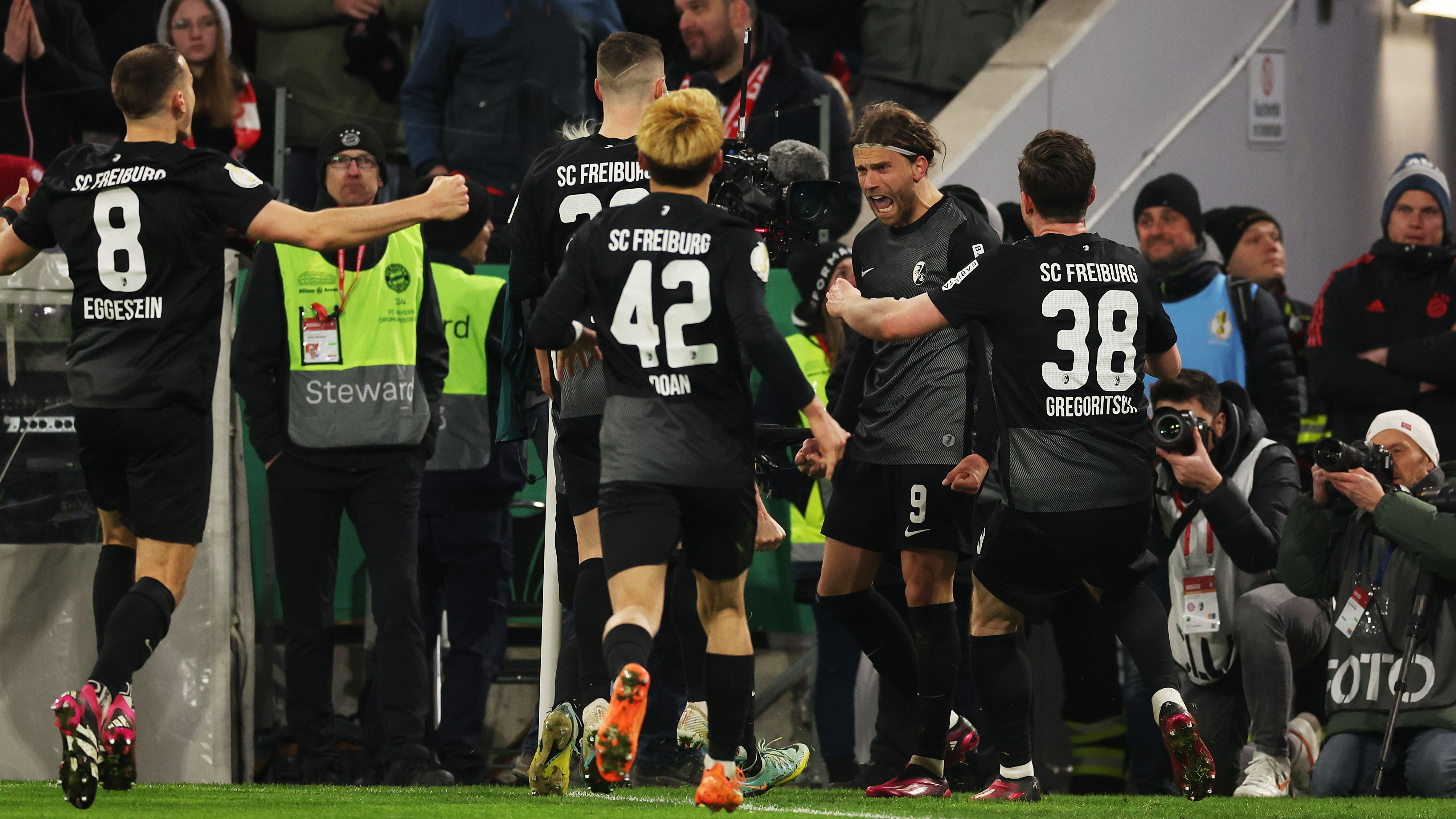 <strong>Saison 2022/23: SC Freiburg - Viertelfinale</strong><br>In der vorherigen Spielzeit waren es die Breisgauer, die die Bayern bezwingen konnten. Im Viertelfinale gewann Freiburg in München mit 2:1 und fügten Trainer Thomas Tuchel dessen erste Pflichtspielniederlage als Bayern-Coach zu. Lucas Höler traf in der fünften Minute der Nachspielzeit per Elfmeter zum Sieg.