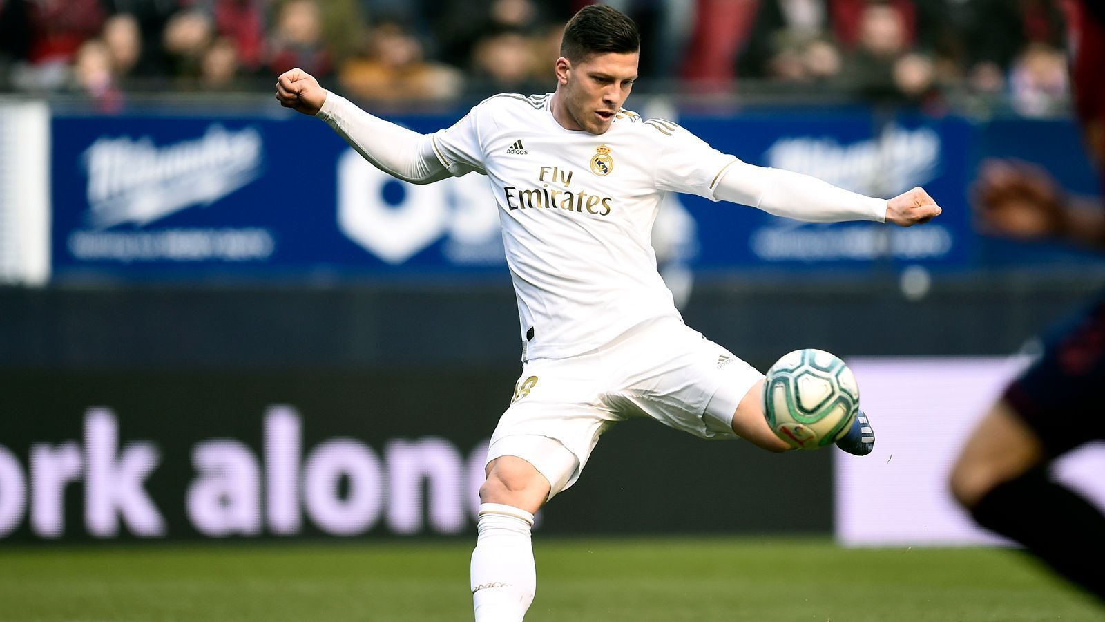 
                <strong>Luka Jovic (Real Madrid)</strong><br>
                Der frühere Frankfurter entschied sich im Sommer 2019 für einen Wechsel zu Real Madrid. In Spaniens Hauptstadt fand der 22-jährige Serbe bislang aber nicht das große Glück. Zumeist ist der Stürmer-Backup hinter Karim Benzema und hat so erst zwei Pflichtspiel-Treffer bei 24 Einsätzen für die "Königlichen" verbuchen können. Laut der englischen Zeitung "Sun" sollen die "Magpies" um Jovic buhlen. Als mögliche Ablösesumme für den noch bis 2025 an Real gebundenen Jovic wird im "Sun"-Bericht 77,5 Millionen Euro genannt. Bei dieser Summe würden die Madrilenen mit dem eigentlichen Flop sogar noch einen Transfergewinn machen.
              