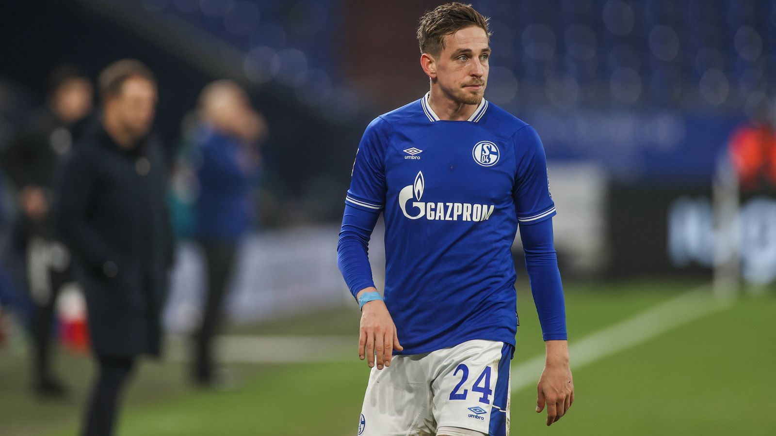 
                <strong>Außenverteidiger: Bastian Oczipka</strong><br>
                Der 32-Jährige wäre ein weiterer erfahrener Akteur, der der ansonsten jungen Mannschaft Stabilität verleihen könnte. Auf Schalke steht Oczipka noch bis 2023 unter Vertrag. Der Linksverteidiger weiß, worauf es in der Zweiten Liga ankommt. Im Jahre 2010 stieg er bereits mit dem FC St. Pauli in die Bundesliga auf.
              