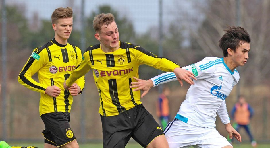 
                <strong>U19-Bundesliga - Der Modus</strong><br>
                Das Ruhrpott-Derby im Finale? Möglich! Seit der Saison 2008/09 qualifizieren sich die Erstplatzierten der vier A-Jugend-Staffeln Nord/Nordost, West und Süd/Südost sowie einer der drei Zweitplatzierten für das Halbfinale der U19-Bundesliga. Welche Staffel zwei Mannschaften in die Vorschlussrunde schicken darf, wird nach einer Leistungstabelle der jeweils vorhergehenden drei Spieljahre ermittelt. Der Westen stellte in den vergangenen zwei Spielzeiten den Meister (Schalke 2015, Dortmund 2016). Der Lohn: In dieser Saison dürfen sowohl der BVB als Erster als auch S04 als Zweiter des West-Staffel um die Schale kämpfen.
              