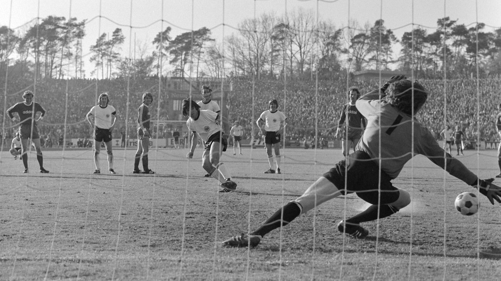 
                <strong>SGE-FCB-1974-Pokal</strong><br>
                DFB-Pokal, 1973/74: Eintracht Frankfurt - Bayern München 3:2 - Triple vermasselt2013 gewann der FC Bayern bekanntlich das Triple. Doch auch 1974 holten die Bayern die Meisterschaft und den Europapokal der Landesmeister. Und viele von ihnen (u.a. Beckenbauer, Maier, Müller, Breitner, Hoeneß) wurden im Sommer dazu auch noch Weltmeister und somit Gewinner des Triples der etwas anderen Art. Den Pokal aber schnappte sich die Eintracht, die im Halbfinale vor 62.000 Zuschauern auch das Starensemble von der Isar aus dem Weg räumte. Nach torloser erster Halbzeit ging Frankfurt durch Hölzenbein in Führung, danach trafen Hoeneß und Breitner für die Bayern, ehe Rohrbach ausglich. Das Siegtor der Eintracht erzielte Jürgen Kalb per Elfmeter in der 90. Minute (Bild). 
              