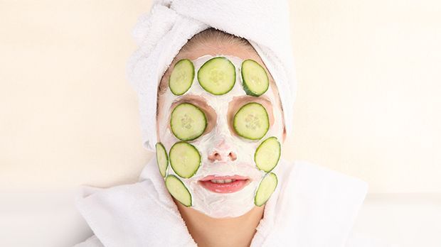 Heilerde und Gurken gelten schon lange als Patentrezept gegen fettige Haut. Es gibt aber auch andere Mittel, um die ölige Schicht im Gesicht zu entfernen.