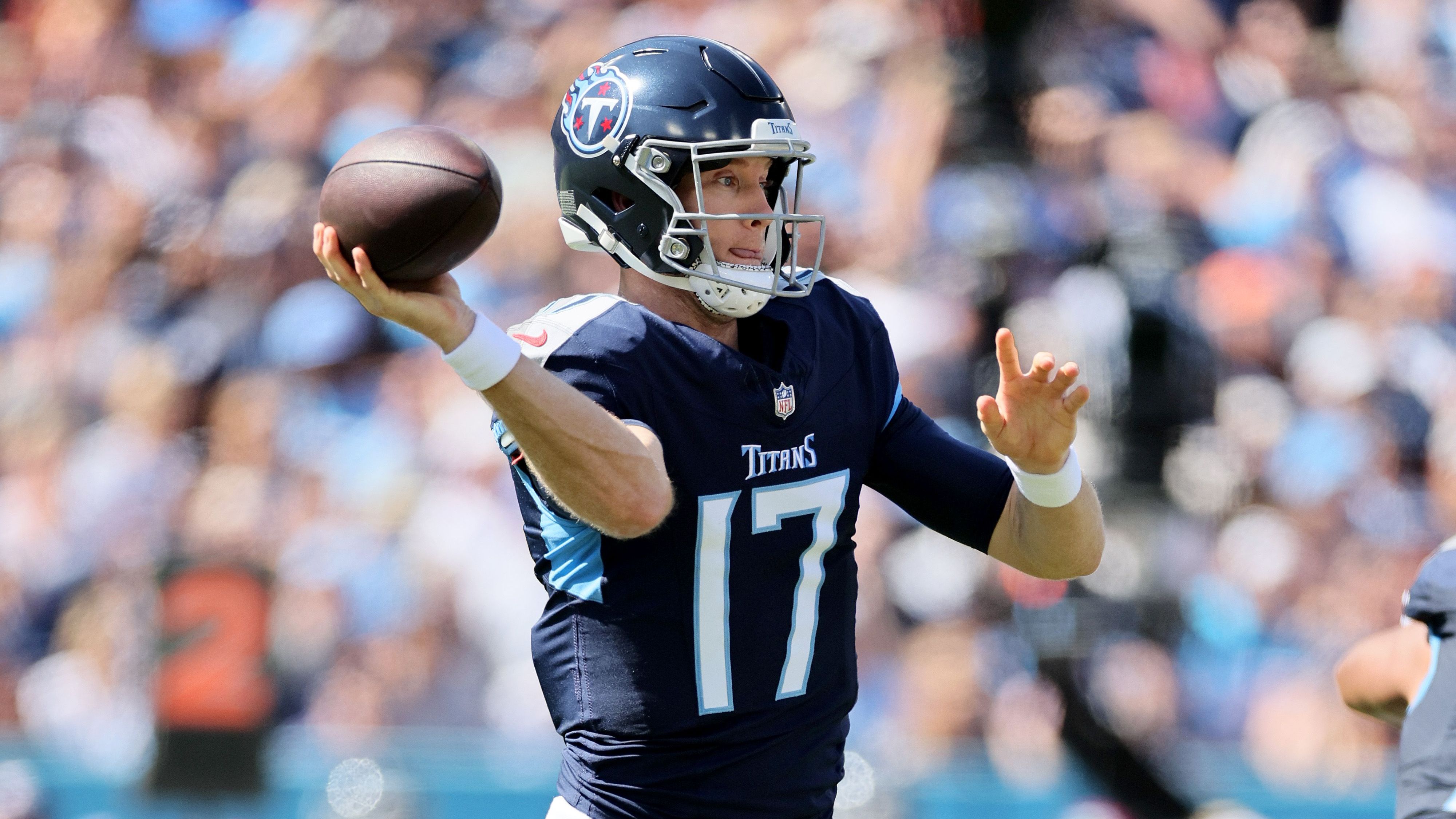 <strong>Tennessee Titans: Ryan Tannehill und die Offense</strong><br>Sollten die Tennessee Titans Ryan Tannehill auf die Bank setzen? Der Quarterback sah zu Saisonbeginn erschreckend schwach aus und scheint derzeit keinen Zugriff auf seine Offensive zu bekommen. Bleibt das auch in den kommenden Wochen so, könnte es in Nashville langsam ungemütlich werden.