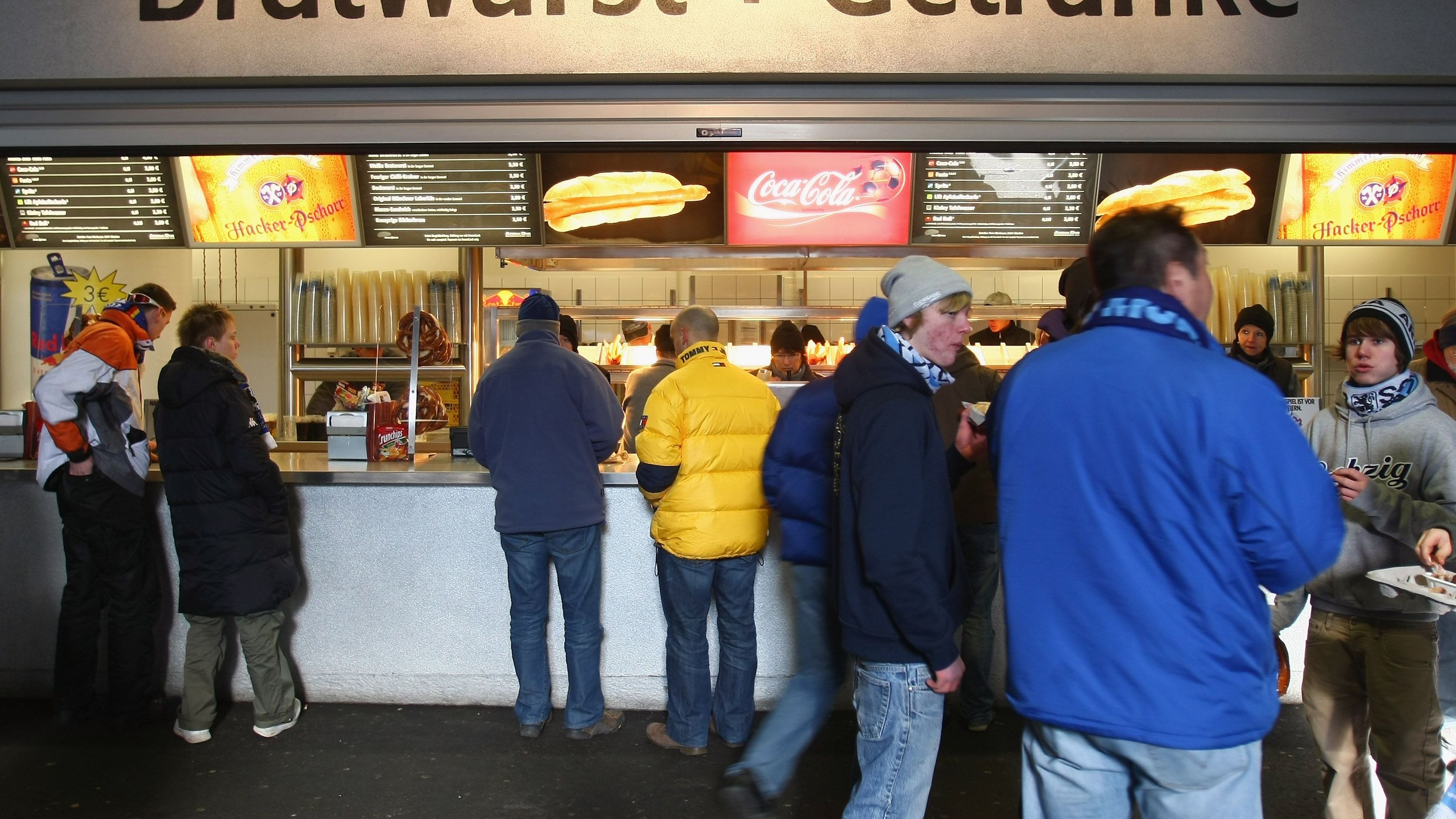 <strong>Bratwurstsemmel und Sandwiches&nbsp;</strong><br>Fingerfood gibt es natürlich auch jede Menge im Stadion, doch auch diese beliebte Auswahl ist mit jeweils 6 Euro nicht gerade ein Schnapper.&nbsp;