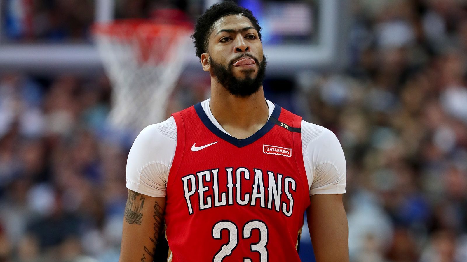 
                <strong>Der Trade von Anthony Davis zu den Los Angeles Lakers: Ein weiterer Pelicans-Erfolg</strong><br>
                Der Trade von Anthony Davis war nur eine Frage der Zeit. Der Big Man hatte schon frühzeitig angekündigt, nicht noch ein weiteres Jahr in New Orleans bleiben zu wollen und seinen 2020 auslaufenden Vertrag damit nicht zu verlängern. Das war zwar sicher ein harter Schlag, allerdings auch eine hervorragende Verhandlungsbasis, denn die Los Angeles Lakers machten absolut keinen Hehl aus ihrem Interesse an Davis und standen diesbezüglich mächtig unter Druck. LeBron James konnte das junge und verletzungsanfällige Team nicht im Alleingang in die Playoffs führen, ein zweiter Superstar musste also her. Die Wahl auf den Wechsel-willigen Davis, der vom gleichen Agenten wie LeBron James vertreten wird, war absehbar. So wurde schon während der Saison an einem Deal mit den Pelicans gearbeitet, dabei kam es aber zu keiner Einigung. Erst nach der Saison knickten die Pels ein und lassen Davis wohl für Lonzo Ball, Josh Hart, Brandon Ingram und drei Erstrundenpicks nach L.A. ziehen. Dabei besonders wichtig: Der vierte Pick 2019. 
              