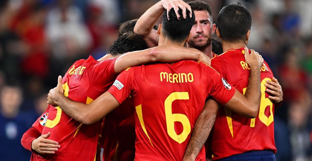 Spaniens Spieler jubeln nach dem Sieg gegen Italien.