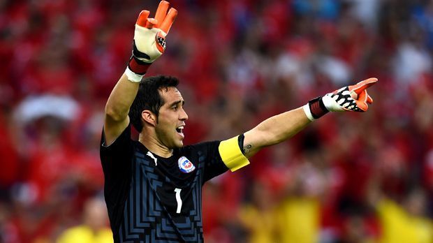 
                <strong>Claudio Bravo (Chile)</strong><br>
                Claudio Bravo (Chile): Torwart beim FC Barcelona und chilenische Nummer 1. Mit seinen 33 Jahren steht er bei genau 100 Länderspielen und wird im Sommer die nächsten folgen lassen.
              