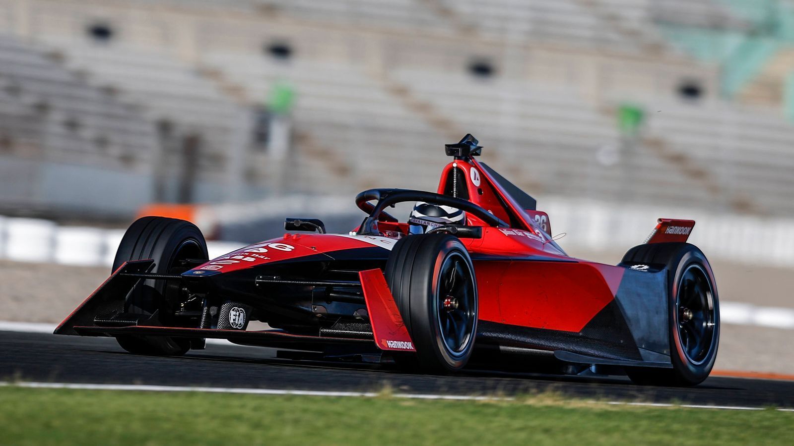 
                <strong>Avalanche Andretti Formula E</strong><br>
                Das Formel-E-Team von Michael Andretti geht in der kommenden Saison mit einer Ferrari-ähnlichen Lackierung an den Start. Rot und Schwarz dominieren das Design. Für das US-amerikanische Team gehen Jake Dennis und Andre Lotterer auf Punktejagd.
              