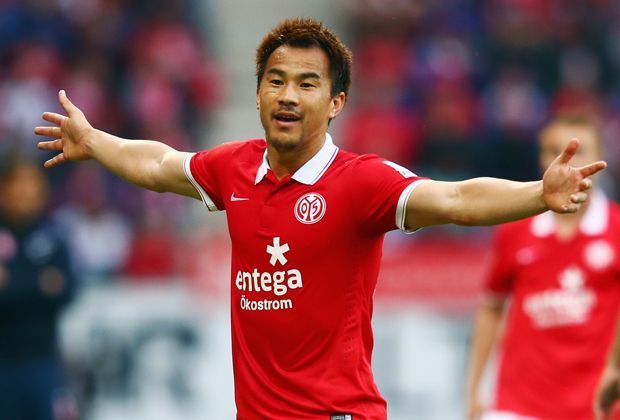 
                <strong>Shinji Okazaki (1. FSV Mainz 05)</strong><br>
                Mit Shinji Okazaki würde Thomas Tuchel seinen ehemaligen Weggefährten von Mainz nach Dortmund holen. Rund 15 Millionen Euro müsste die Borussia wohl ausgeben, um den Japaner zu holen. Mainz würde den 29-Jährige jedoch gerne in den eigenen Reihen halten.
              