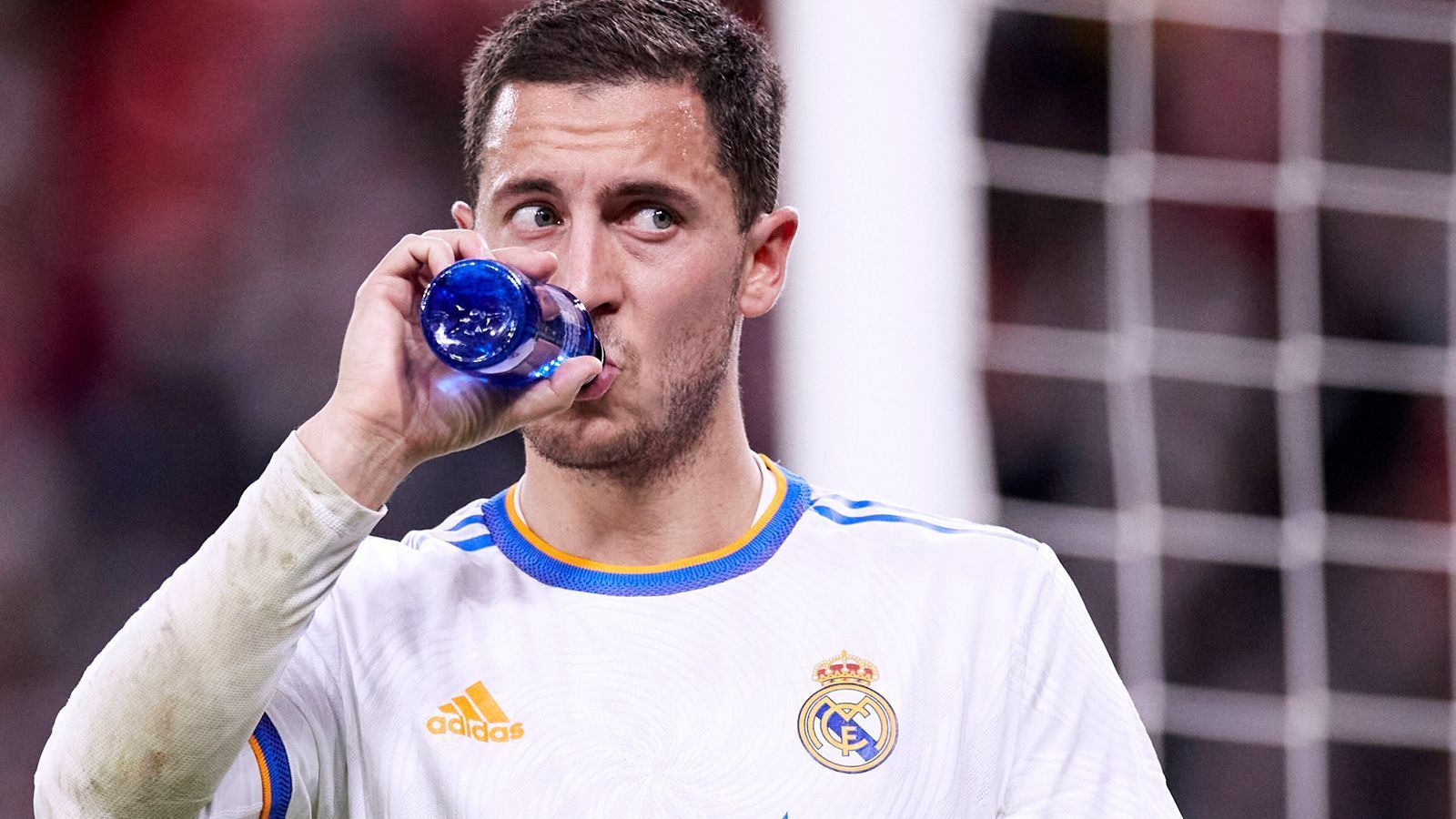 
                <strong>Eden Hazard</strong><br>
                115 Millionen Euro zahlte Real Madrid im Sommer 2019 für den Belgier an den FC Chelsea. Die hohen Erwartungen erfüllte der mittlerweile 30-Jährige aber nicht. Eine Vorlage in 14 Pflichtspieleinsätzen, so lautet die magere Bilanz in dieser Saison. Hazard dürfte gehen, wenn es ein entsprechendes Angebot gibt.
              