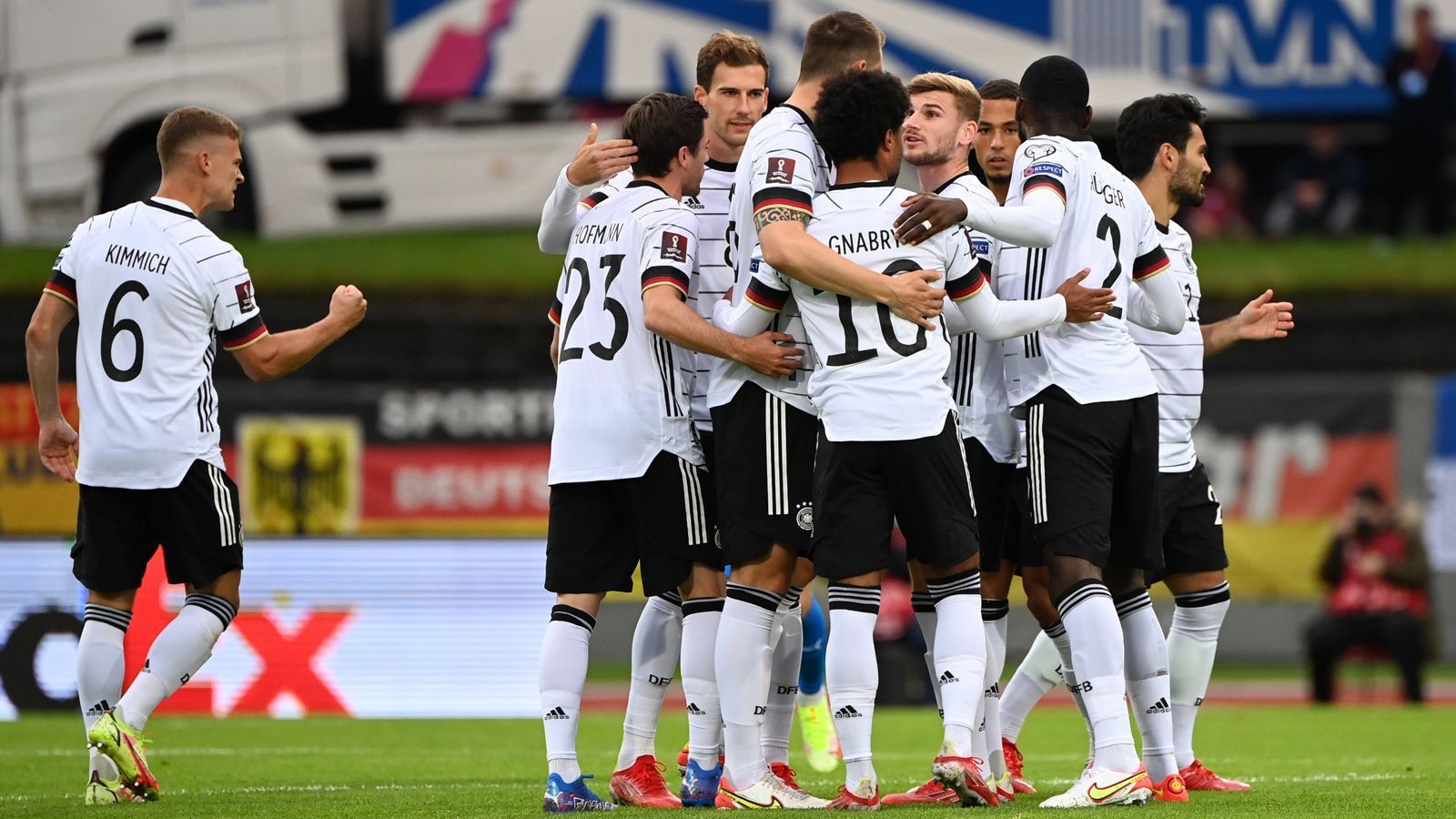 
                <strong>Titel Einzelkritik Island Deutschland</strong><br>
                Die deutsche Nationalmannschaft gewinnt auch das dritte Spiel unter Hansi Flick. Mit 4:0 bezwingt die DFB-Elf Island. ran benotet die Leistungen der deutschen Nationalspieler.
              