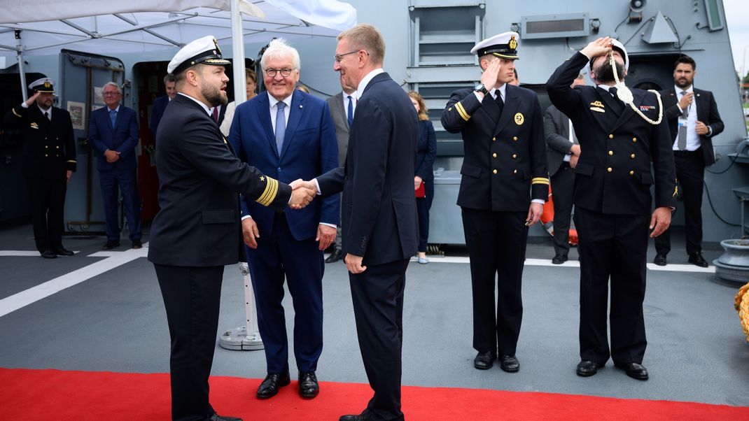 Bundespräsident Frank-Walter Steinmeier (2.v.l) und Edgars Rinkevics (3.v.l), Präsident von Lettland, besuchen gemeinsam die Korvette "Braunschweig" der Bundeswehr, die derzeit vor Riga an einem NATO-Manöver teilnimmt.