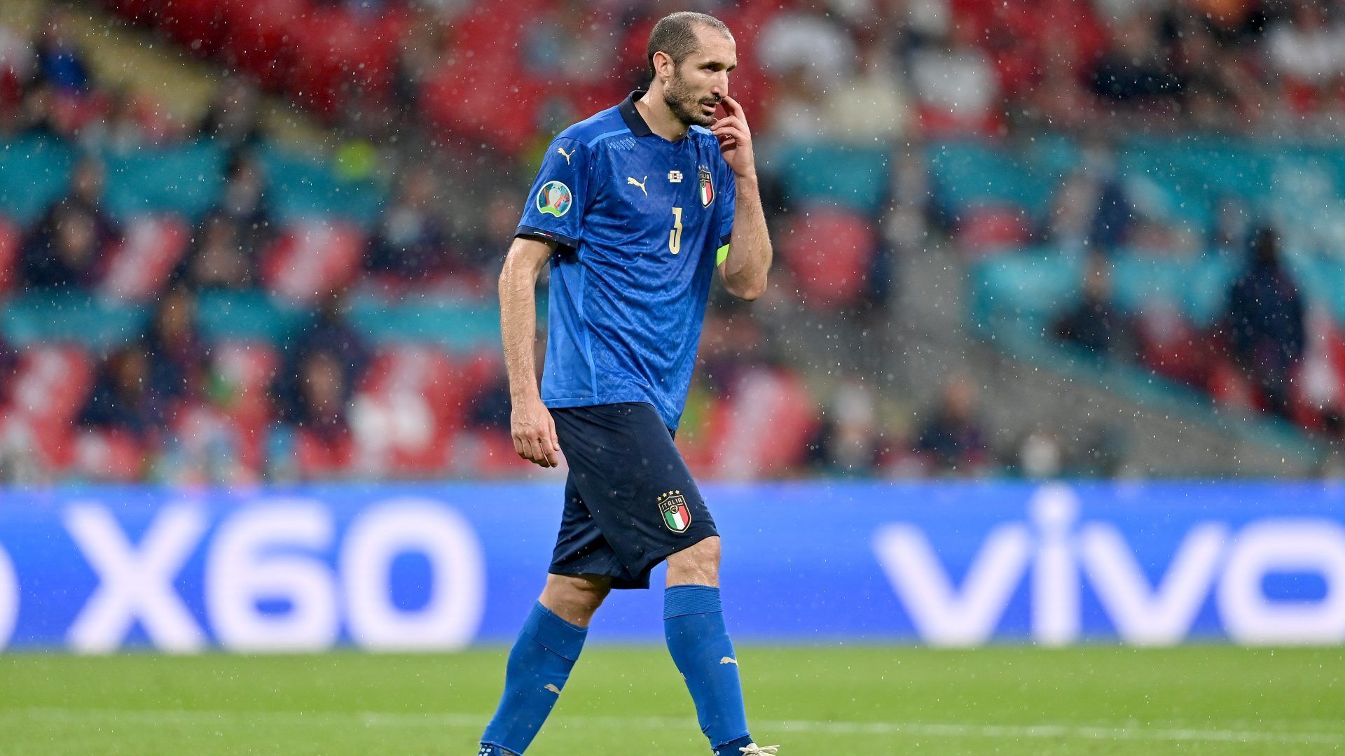 
                <strong>Giorgio Chiellini (Italien)</strong><br>
                Was für ein Spiel des Abwehr-Veteranen! Versuchte in der hektischen Anfangsphase mit all seiner Routine, Ruhe in das italienische Spiel zu bringen. Setzte sich dann vor dem 1:1 mit allem, was er hat, im englischen Strafraum gegen Stones durch. Ist wohl NFL-Fan. Sah nämlich unmittelbar vor dem Ende der regulären Spielzeit Gelb für ein Horsecollar-Tackle gegen Saka. Der verweigerte ihm daraufhin den Handschlag. Wird Chiellini ziemlich egal gewesen sein. ran-Note: 2
              