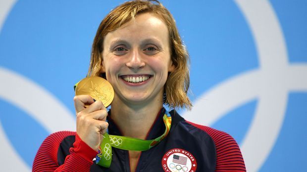 
                <strong>Katie Ledecky siegt in Weltrekordzeit über 800 Meter Freistil</strong><br>
                Katie Ledecky siegt in Weltrekordzeit über 800 Meter Freistil: Für die US-Amerikaner aus Washington lief es in Rio unglaublich. Nach drei Goldmedaillen holte sie über 800 Meter Freistil die vierte Goldmedaille über 800 Meter Freistil - und nicht nur das. Mit einer Zeit von 8:04,79 Minuten verbesserte Ledecky ihren eigenen Rekord von 2012 und verteidigte damit auch ihren Olympia-Titel über 800 Meter Freistil.
              