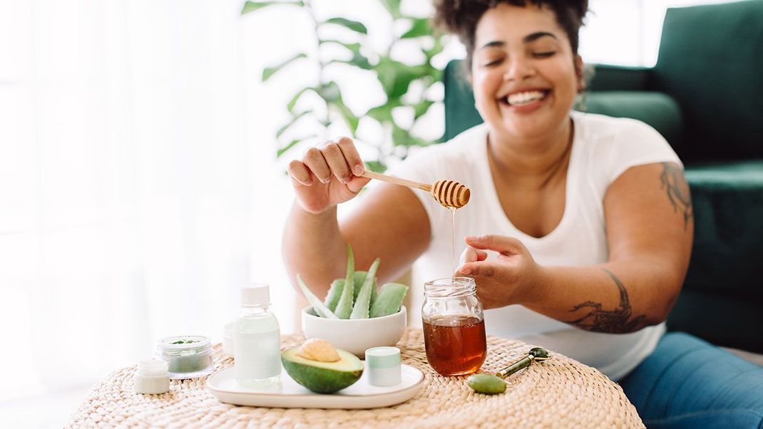 Bienenwachs, Honig und Co. sind aus der Körperpflege und vielen Beauty-Routinen nicht mehr wegzudenken.