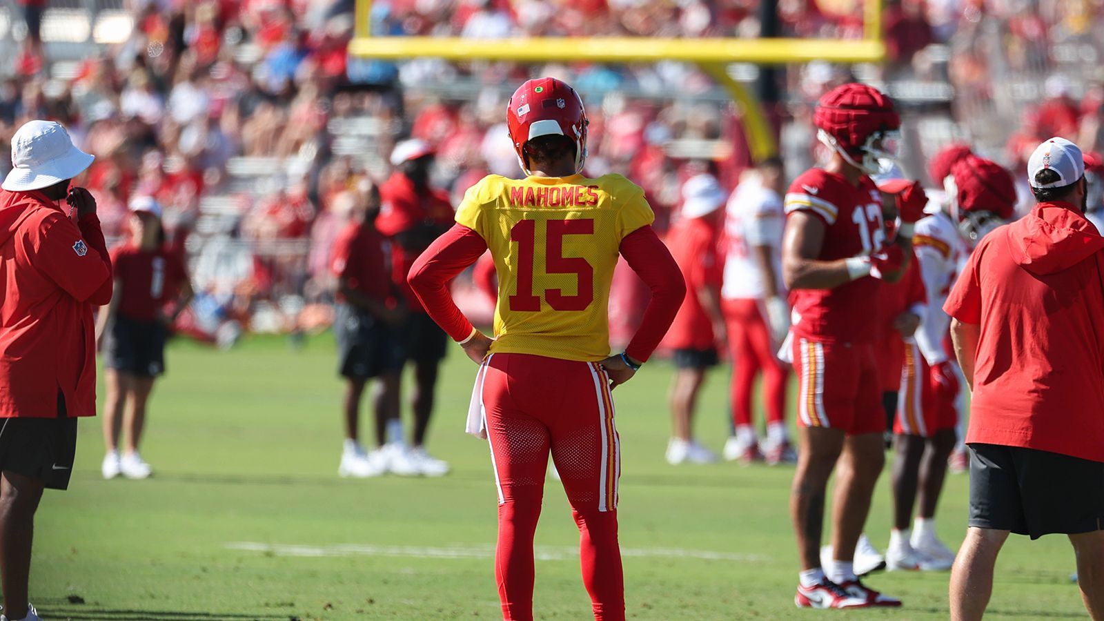 <strong>Training Camp in der NFL: Die wichtigsten Positions-Duelle</strong><br>Die neue <a data-li-document-ref="83068" href="https://www.ran.de/sports/american-football/nfl">NFL</a>-Saison steht in den Startlöchern, die 32 Teams bereiten sich im <a data-li-document-ref="519894" href="https://www.ran.de/sports/american-football/nfl/galerien/nfl2025-training-camps-die-termine-und-orte-fuer-die32-teams-519894">Training Camp</a> auf die anstehende Spielzeit vor. Dabei müssen einige Spieler noch um die begehrten Starter-Posten kämpfen. <strong><em>ran</em></strong> wirft einen Blick auf die spannendsten Duelle und zeigt erste Tendenzen.