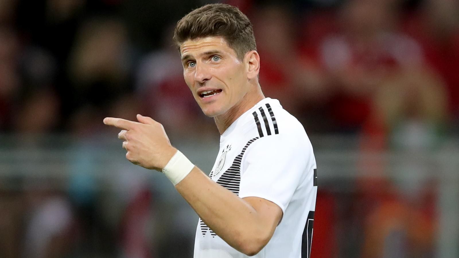 
                <strong>Älteste Spieler der WM-2018</strong><br>
                Mario Gomez ist mit 32 Jahren der älteste Spieler im 23-köpfigen Aufgebot des DFB-Teams für die WM in Russland. Der Stuttgarter zählt damit aber längst nicht zu den ältesten Akteure der kommenden WM-Endrunde. ran.de zeigt euch die Top 10 der ältesten Spieler aller teilnehmenden Mannschaften bei der WM 2018 in Russland.
              