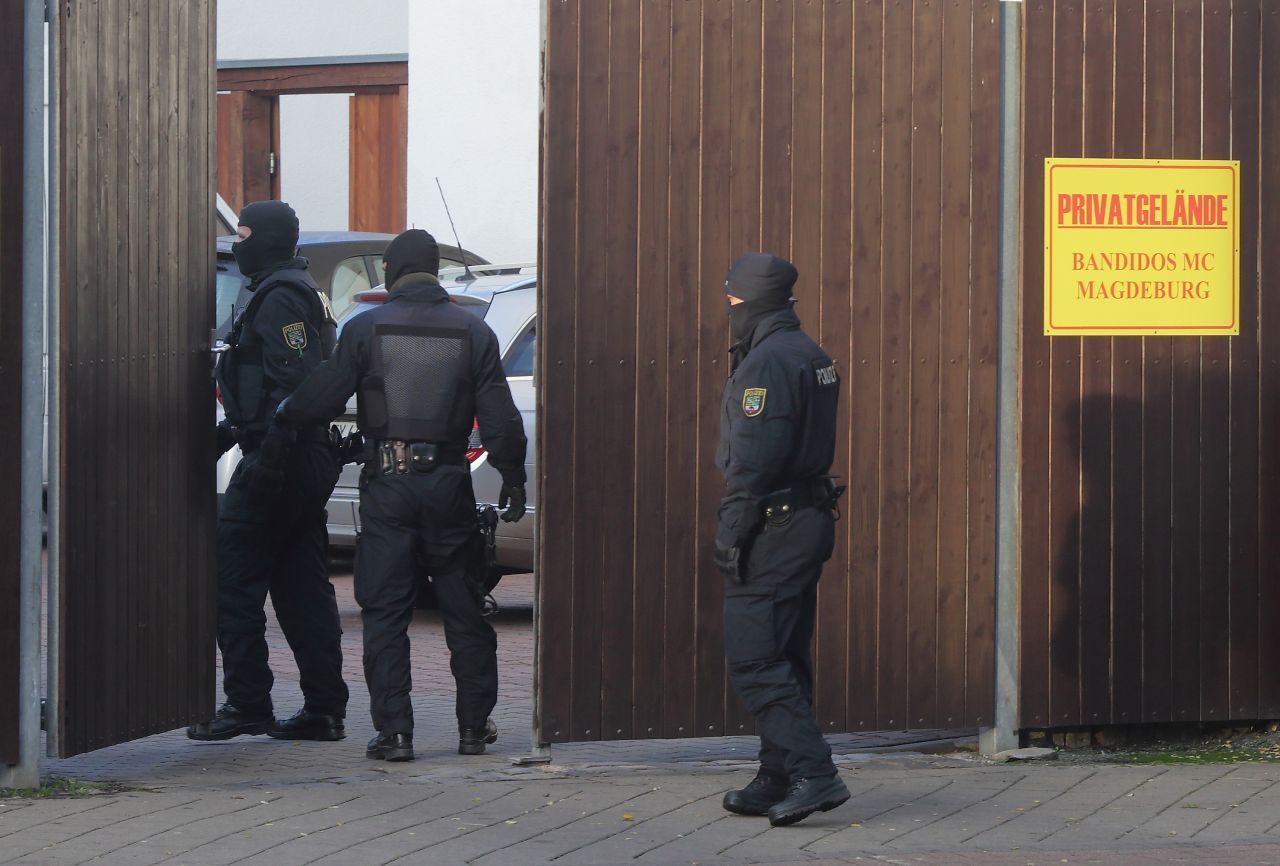 Im Oktober 2012 betreten Polizist:innen für eine Razzia die Heimstätte des Motorradclubs der "Bandidos" in Magdeburg (Sachsen-Anhalt). Gegen einzelne Mitglieder liefen Verfahren wegen Hehlerei, illegalem Waffenbesitz und Drogenhandel.