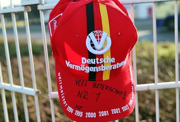 
                <strong>Sorgen in Kerpen und auf der ganzen Welt</strong><br>
                Auch in Schumachers Heimatstadt Kerpen ist die Sorge um die Formel-1-Legende groß. Diese Kappe mit den besten Genesungswünschen in niederländischer Sprache hängt am Geländer der Kartbahn in Kerpen
              