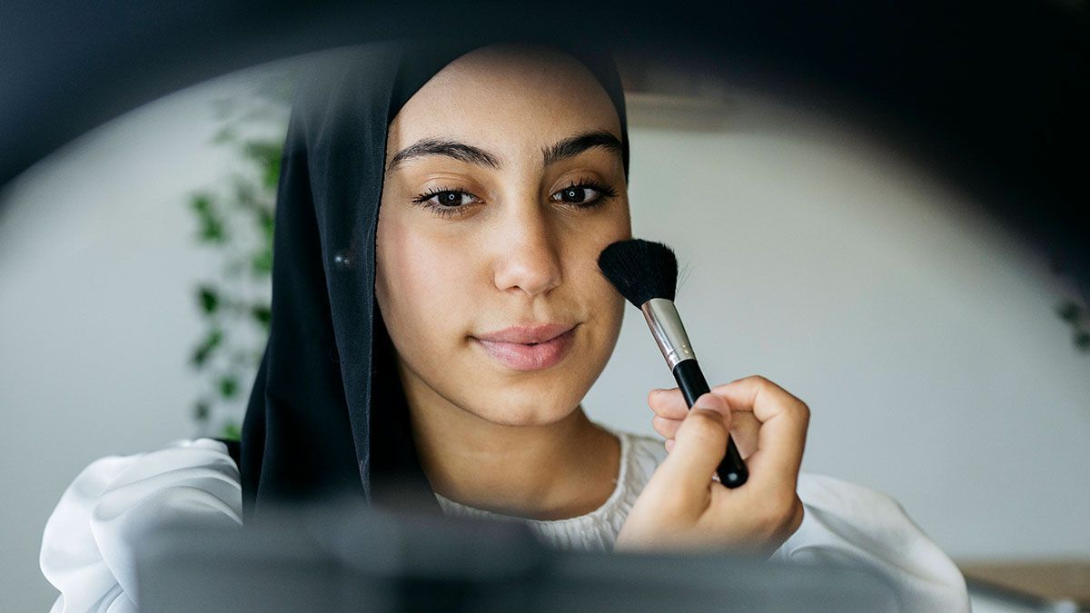 Schmink-Tipps von A bis Z – Make-up auftragen, Lippen schminken und Abschminken: Hier findet jede:r von euch den ganz besonderen Make-up Hack!