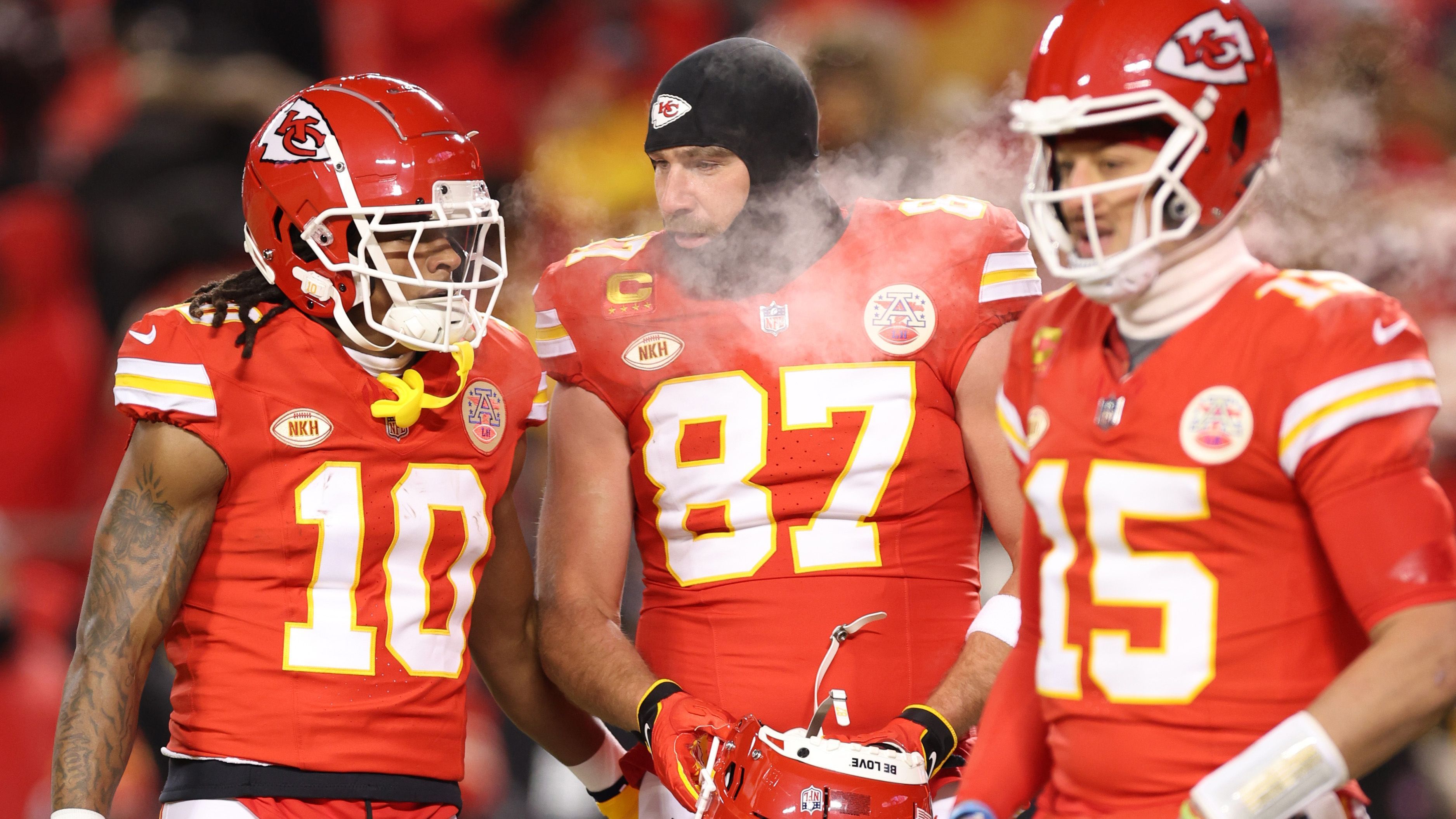 <strong>Platz 4: Miami Dolphins at Kansas City Chiefs</strong> <br>
Das Playoff-Duell zwischen den Dolphins und den Chiefs im Januar 2024 sortiert sich auf Platz vier ein. Bei Kickoff zeigte das Thermometer umgerechnet frostige -20 Grad an. Selbst der Rasen war gefroren und hatte eine Temperatur von -5 Grad. Gefühlt waren es zudem noch einmal lockere zehn Grad kühler.