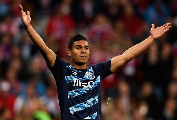 
                <strong>Platz 4: Casemiro (FC Porto)</strong><br>
                Auch Teamkollege Casemiro musste mächtig einstecken. Der defensive Mittelfeldspieler, eigentlich als Abräumer bekannt, wurde gleich 24 Mal unsanft von den Beinen geholt und belegt damit den vierten Platz.
              