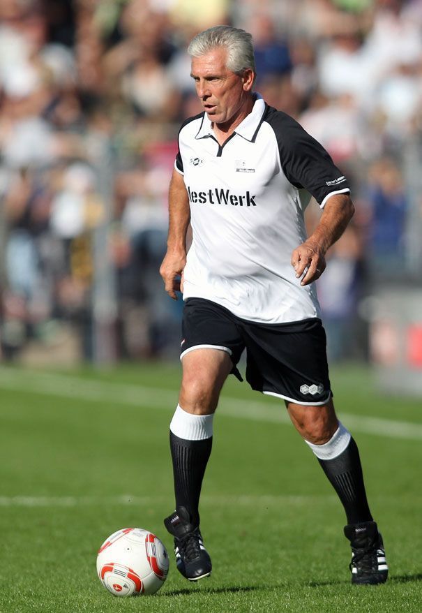 
                <strong>Klaus Fischer</strong><br>
                Seine Glanzzeit hatte der Bayer in den 1970er Jahren beim FC Schalke 04. Außerdem spielte Fischer für den 1. FC Köln und den VfL Bochum. Für Deutschland nahm er an zwei Weltmeisterschaften teil und erreichte 1982 das Finale
              