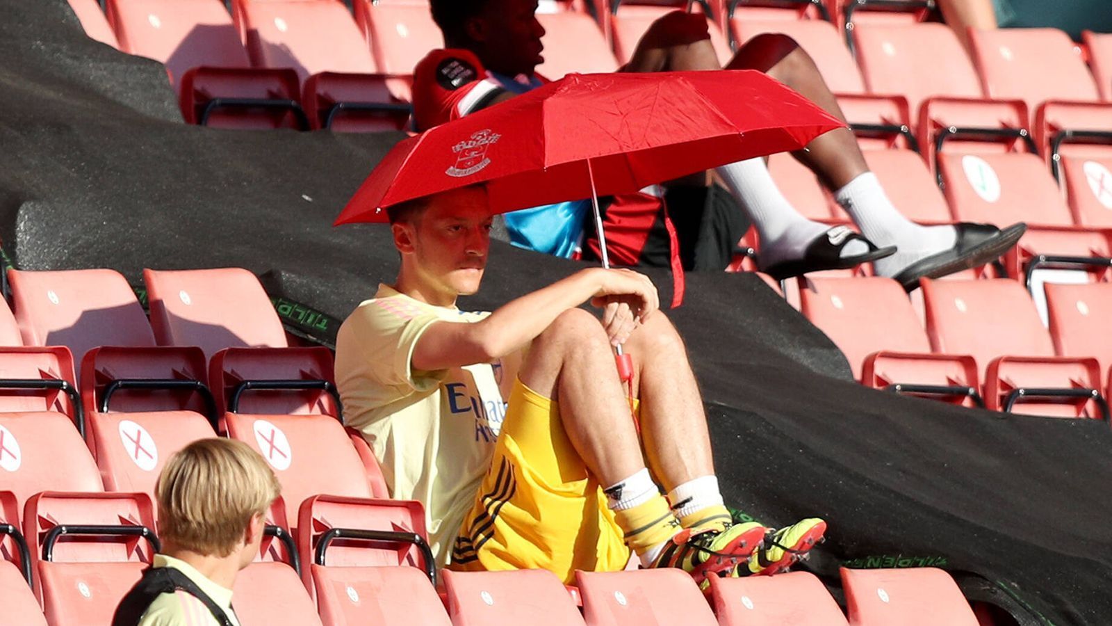 
                <strong>Mesut Özil (FC Arsenal)</strong><br>
                Symbolbild. Der 31-Jährige ist auch beim neuen Trainer Mikel Arteta außen vor. Dazu bremste ihn im Saisonendspurt eine Rückenverletzung aus. Aufgrund des extrem hohen Gehalts (rund 20 Mio. Euro pro Jahr) ist ein Verkauf schwierig. Trotz der schwierigen Umstände kam Özil in der letzten Saison auf 18 Startelf-Einsätze in der Liga. Zuletzt wurden Gerüchte über ein Interesse des saudi-arabischen Klubs Al Nasr laut. Derzeit spricht aber vieles dafür, dass der Deutsch-Türke seinen Vertrag bei den Gunners (bis Sommer 2021) erfüllt bzw. aussitzt.
              