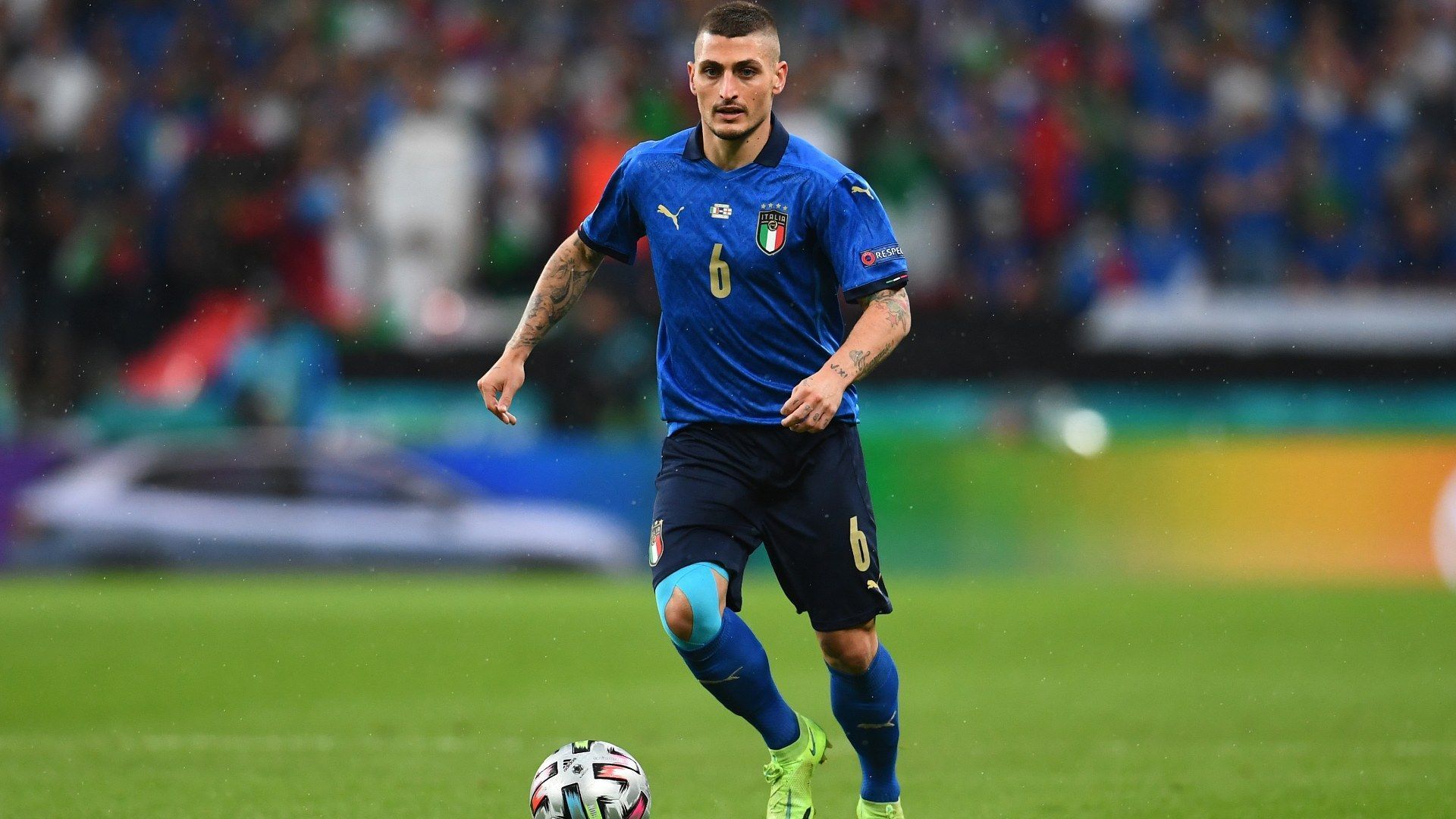 
                <strong>Marco Verratti (Italien)</strong><br>
                Immer wieder am Ball, sehr bemüht. Der Taktgeber des italienischen Spiels brauchte etwas, um ins Spiel zu finden. Wurde dann immer besser und übernahm die Regie wie gewohnt. Verattis Kopfball lenkte Pickford vor dem 1:1 gerade noch an den Pfosten, Bonucci verwertete den Ball. Ging zu Beginn der Verlängerung raus. ran-Note: 3
              