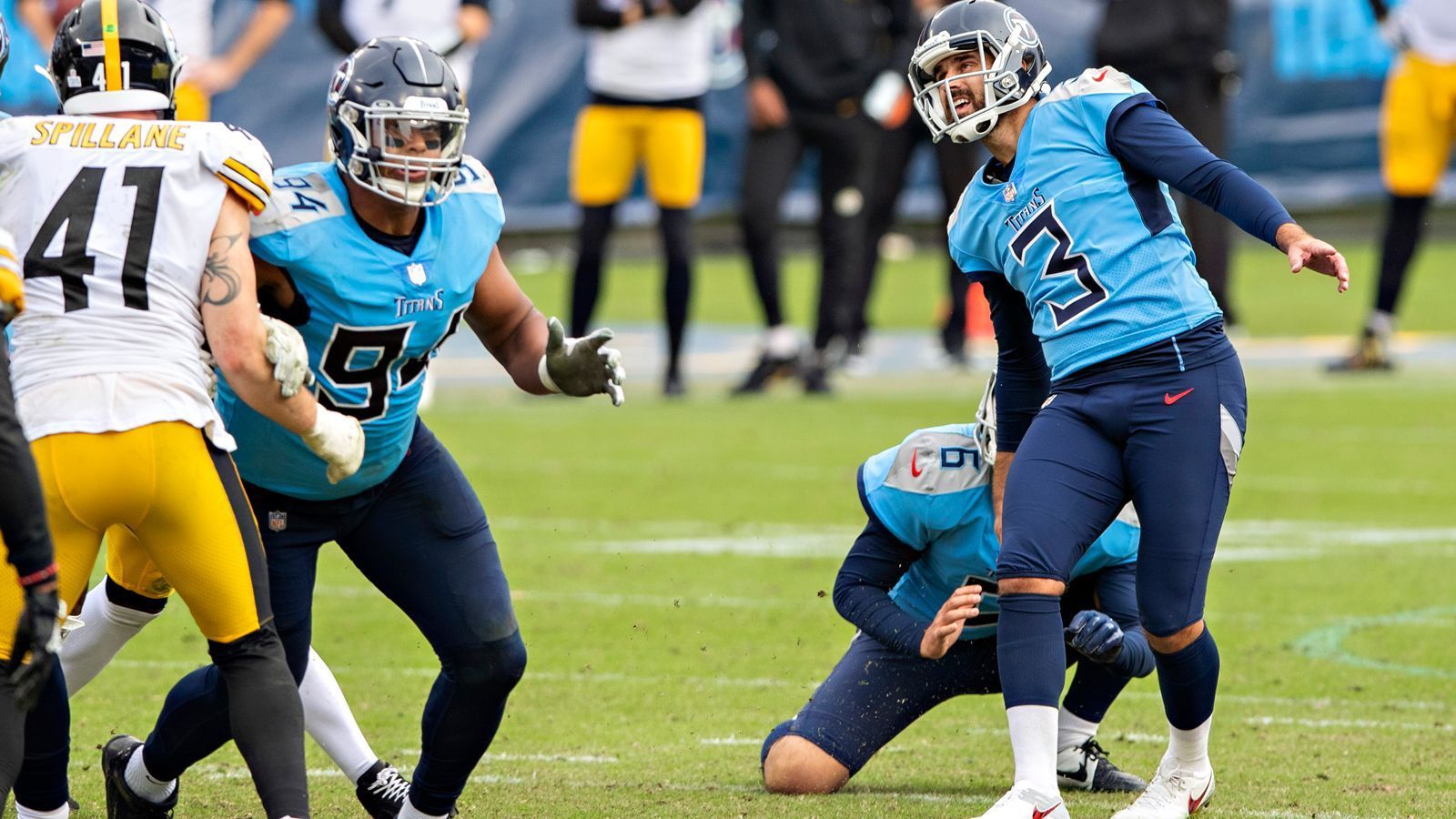 
                <strong>Verlierer: Stephen Gostkowski</strong><br>
                Jetzt ist es also doch passiert: Die Tennessee Titans haben gegen die Pittsburgh Steelers ihr erstes Saisonspiel verloren. Dabei gerieten die Titans schnell in Rückstand und lagen zur Halbzeit mit 7:24 zurück. Ryan Tannehill setzte in den zweiten 30 Minuten dank haarsträubender Interceptions von Ben Roethlisberger jedoch zur Aufholjagd an und führte seine Offense Sekunden vor Schluss in Field-Goal-Range, um das Spiel auszugleichen. Kicker Stephen Gostkowski versagten jedoch die Nerven und verschoss aus machbaren 45 Yards. Damit ging die Niederlage letztlich auf seine Kappe. Der Kicker wackelte in dieser Saison schon häufiger und steht insgesamt bei zehn von 16 erfolgreichen Field Goals.
              