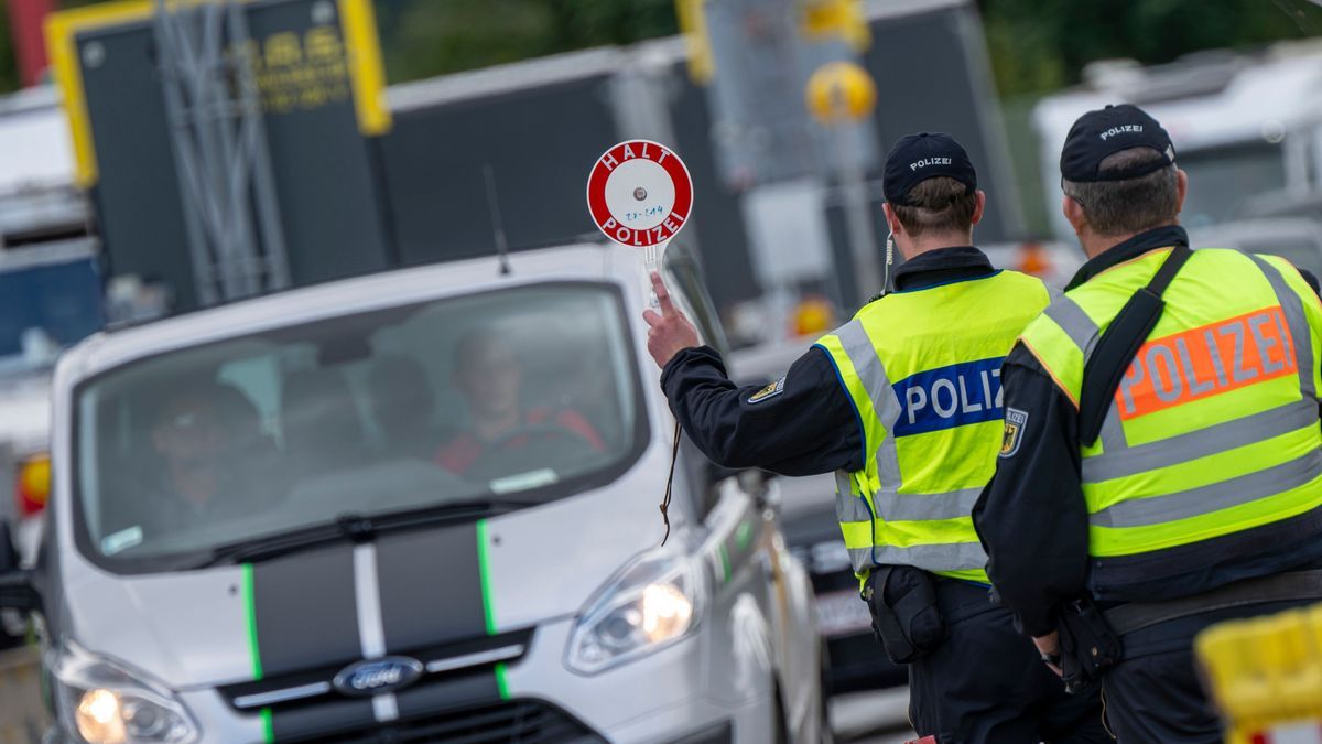 Polizisten kontrollieren am Grenzübergang Kiefersfelden den aus Österreich kommenden Verkehr.