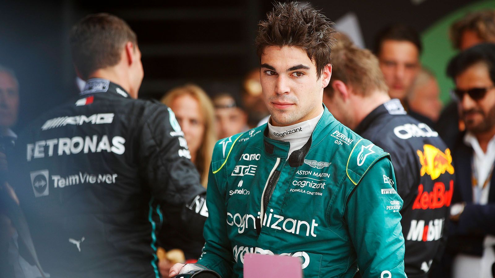 
                <strong>Gewinner: Lance Stroll </strong><br>
                Ein solides Wochenende von Lance Stroll bringt ihm einen Platz bei den Gewinnern. Der Kanadier fuhr in den Niederlanden sowohl im Qualifying als auch im Rennen auf Platz zehn und sicherte sich seinen vierten Punkt in dieser Saison. Nach einem Formtief Mitte der Saison zeigte die Kurve in den letzten Wochen leicht nach oben. Zwei zehnte und zwei elfte Plätze sind zwar nicht das Zeugnis eines Überfliegers, dafür aber eine Verbesserung zu den Rennen davor. In Zandvoort ließ Stroll zudem Teamkollege Sebastian Vettel keine Chance und war zu jedem Zeitpunkt des Wochenendes besser.
              