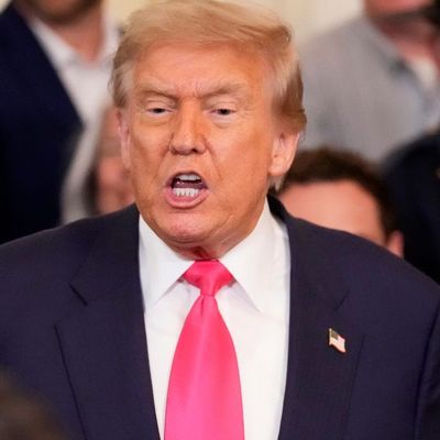 Der US-Präsident zeigt sich gewohnt angriffslustig. Jetzt hat er es auf Reporter des Nachrichtensenders CNN und der "New York Times" abgesehen. (Symbolbild) 