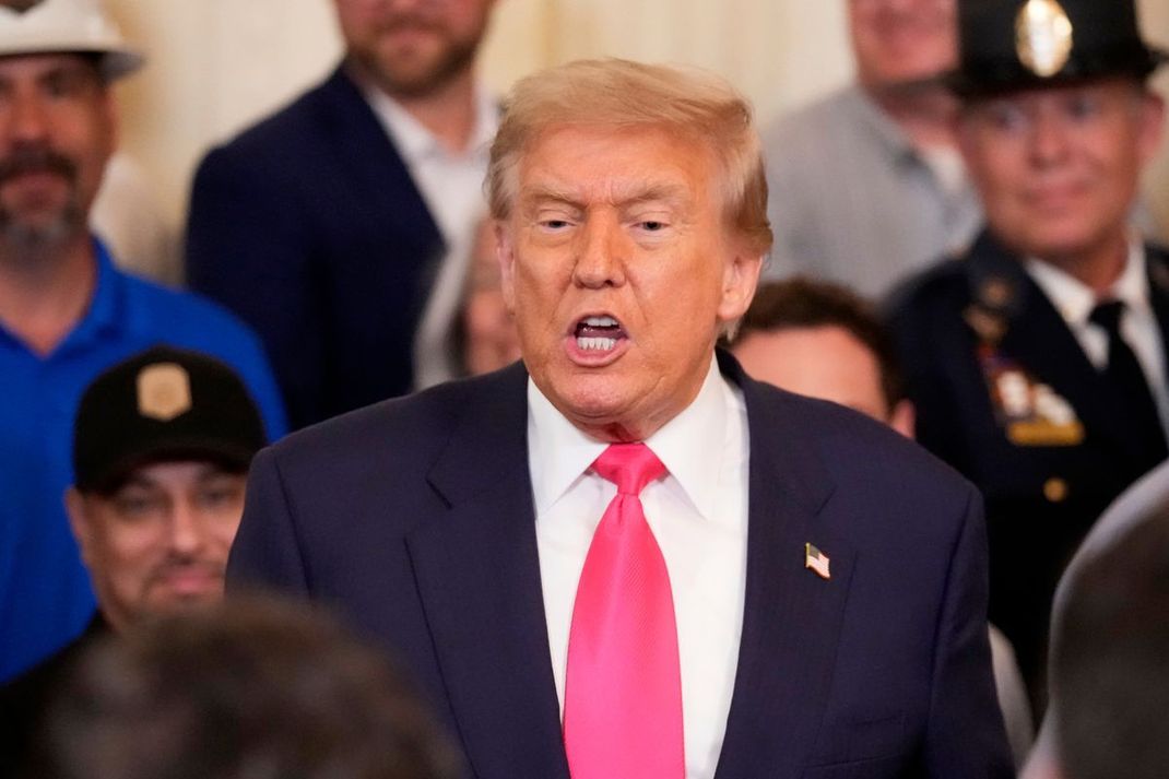 Der US-Präsident zeigt sich gewohnt angriffslustig. Jetzt hat er es auf Reporter des Nachrichtensenders CNN und der "New York Times" abgesehen. (Archivbild)