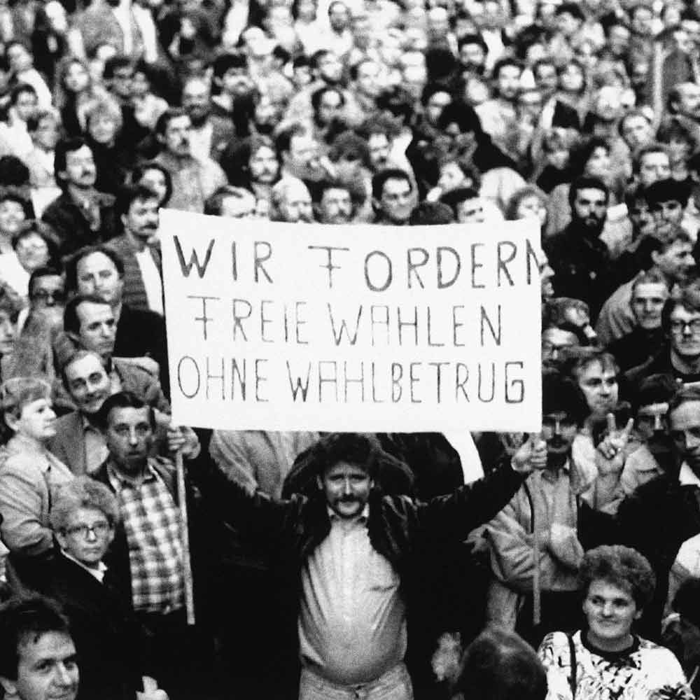 Anfang November 1989 verlangten über 500.000 Menschen in ganz Ost-Deutschland das Ende der DDR. 