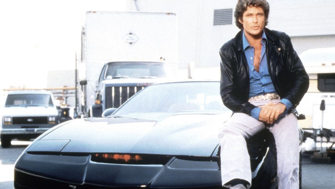 K.I.T.T. mit seinem Fahrer Michael Knight (<a data-li-document-ref="62688" href="https://www.prosieben.at/themen/stars/profile/david-hasselhoff-62688">David Hasselhoff</a>).