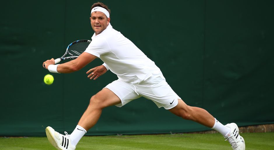 
                <strong>Marcus Willis</strong><br>
                ... Willis spielte in den vergangenen Jahren eher unter Ausschluss der Öffentlichkeit bei Challenger-Turnieren und verdiente sein Geld als Tennislehrer. Dass er noch professionell Tennis spielt, hat er seiner Freundin zu verdanken, die ihm die Gedanken ans Karriereende ausredete ... 
              