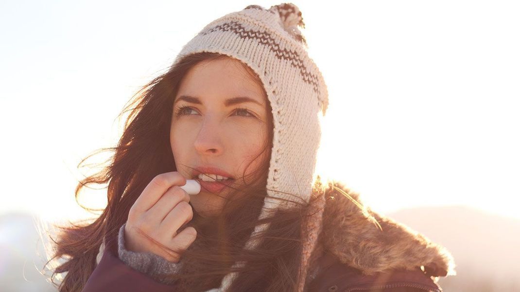 Ein Lippenbalsam sorgt für reichlich feuchtigkeitsspendende Pflege – auch von unterwegs. Und dies ist nicht nur in der kalten Jahreszeit von Bedeutung. Mehr dazu findet Ihr im Beauty-Artikel.