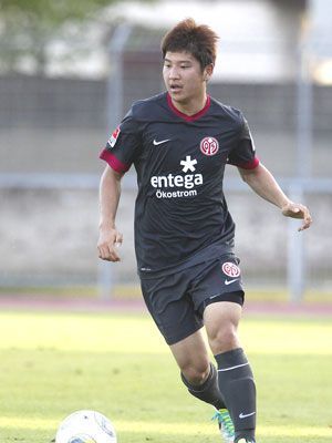 
                <strong>FSV Mainz 05 Auswärtstrikot</strong><br>
                In der Fremde gibt der selbst ernannte Karnevalsverein die graue Maus. Doch ganz eintönig geht es bei den Mainzern dann aber doch nicht, die Ärmel und der Kragen leuchten in einem knalligen Pink
              