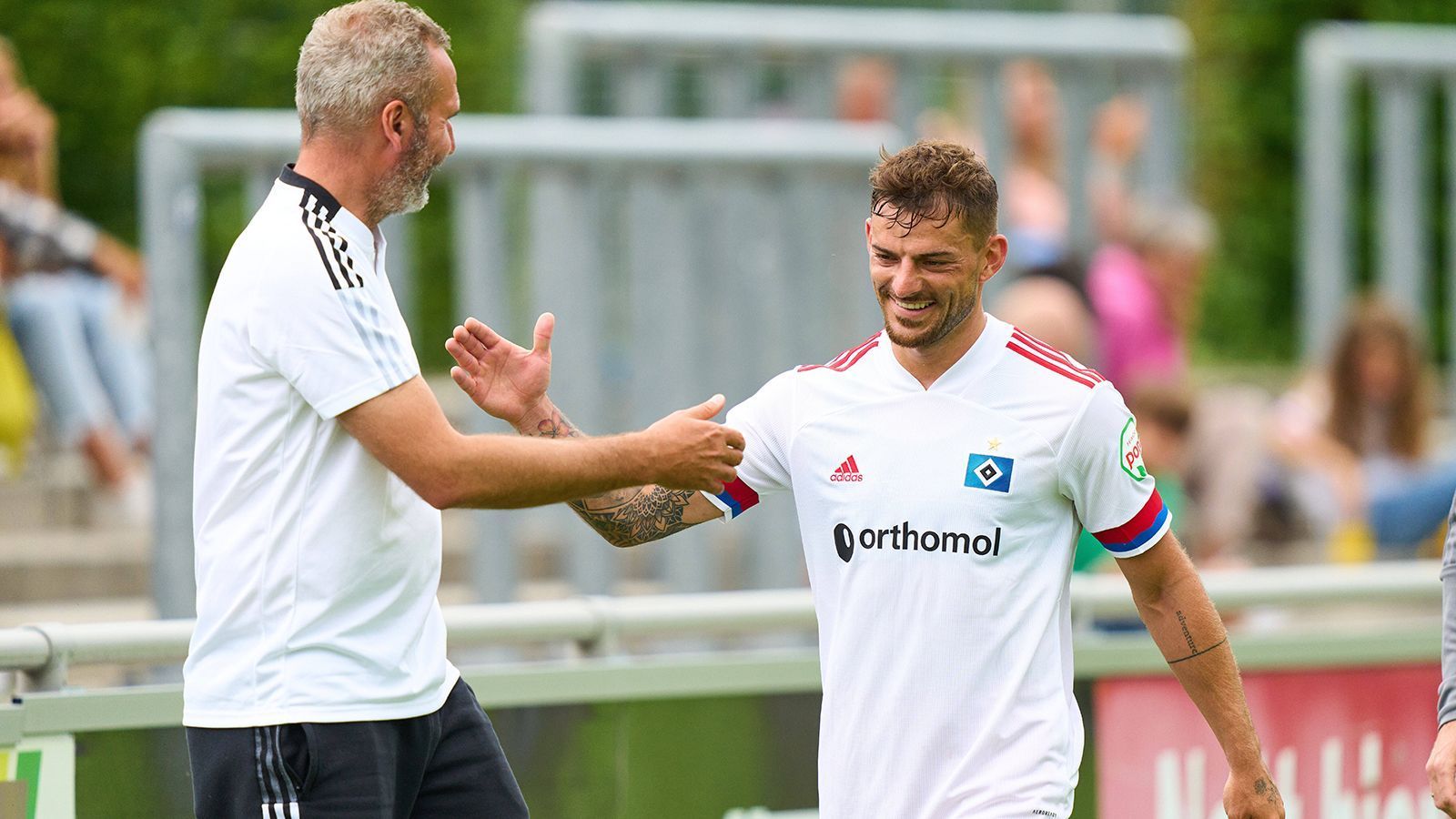 
                <strong>LV: Tim Leibold (Hamburger SV)</strong><br>
                Wie auf der rechten, schafft es auch auf der linken Abwehrseite ein HSV-Akteur in die Elf. Der Kapitän der Rothosen besticht, wie Vagnoman, nicht nur mit defensiver Stabilität, sondern auch mit einer gewaltigen Portion Offensivgeist. Insbesondere in der körperbetonten Zweiten Liga sind Angriffe über die Außenbahn unverzichtbar. Letzte Saison legte Leibold nicht nur vier Tore vor, sondern erzielte weitere vier Treffer selbst. Eine Waffe auf der linken Seite.
              