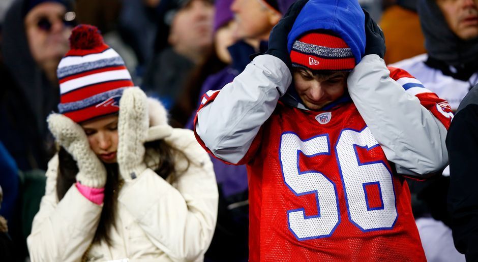 
                <strong>Qual für die Ohren</strong><br>
                2010 hatten die Patriots eine Idee: Um die Fans im heimischen Stadion vor gegnerischen 3rd Downs noch einmal richtig anzuheizen, lieh sich New England kurzerhand das Nebelhorn, das bei Toren der Eishockey-Nachbarn von den Boston Bruins erklingt. Zugegeben: Es funktioniert. Im Gillette Stadium schwillt der Lärmpegel ordentlich an. Doch für Gästeteam und neutrale TV-Beobachter wird das Horn zur Qual für die Ohren.
              