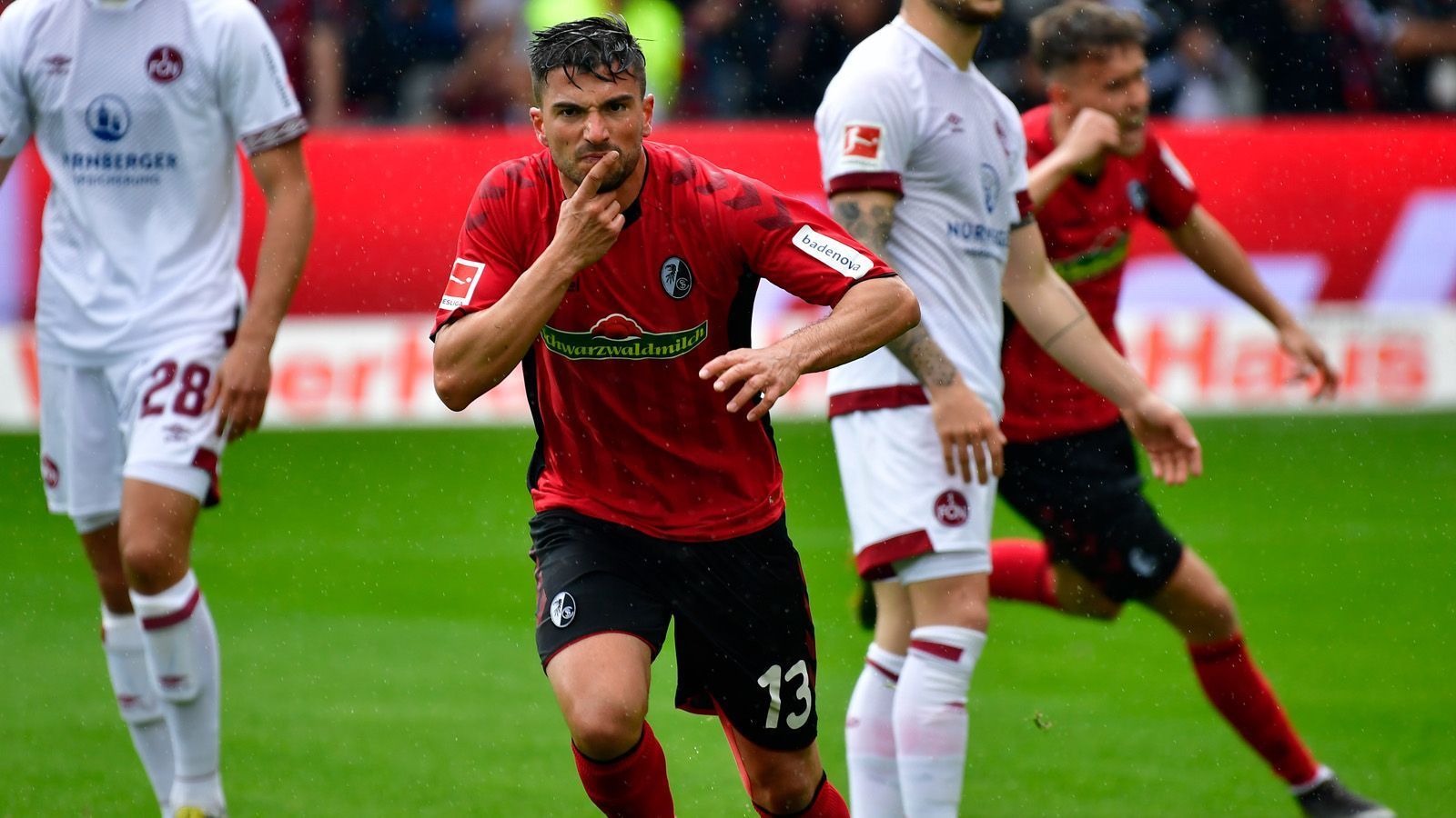 
                <strong>SC Freiburg</strong><br>
                Beim SC Freiburg können sich Florian Kath (25), Yoric Ravet (30) und Marco Terrazzino (im Bild, 28, alle Mittelfeld) nach einem neuen Verein umsehen.
              